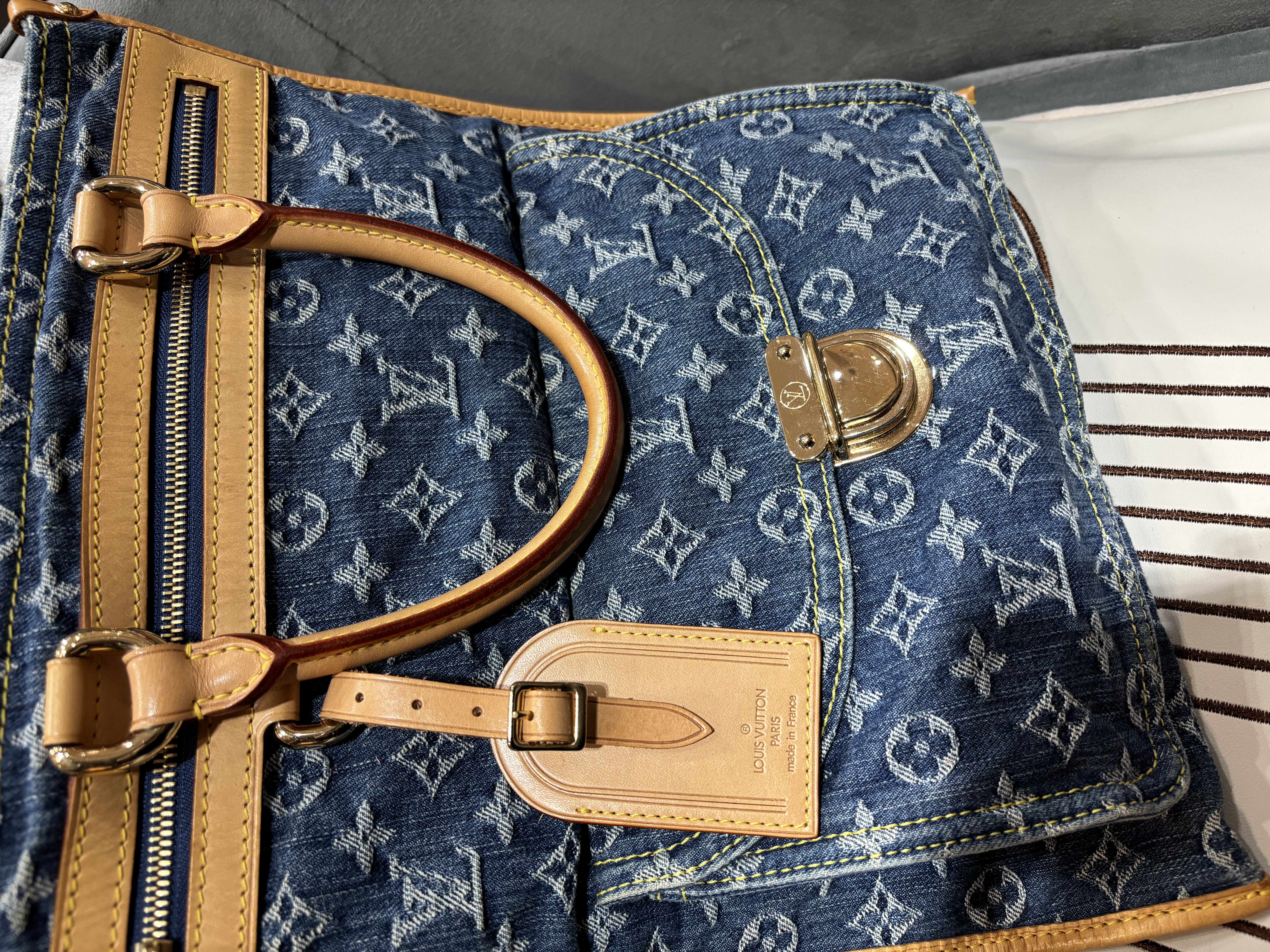 Lv Denim Monogram Flat Shopper 限量版牛仔 M95018 100%Authentic, 95%New ✅Dust bag