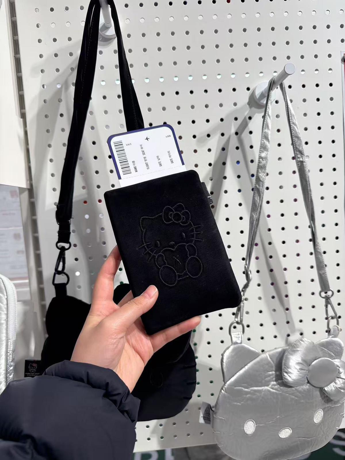 🇰🇷JOSEPH & Hello Kitty 聯名 Passport Case首爾限定 金色 紅色 聖誕後到貨🙏🏻