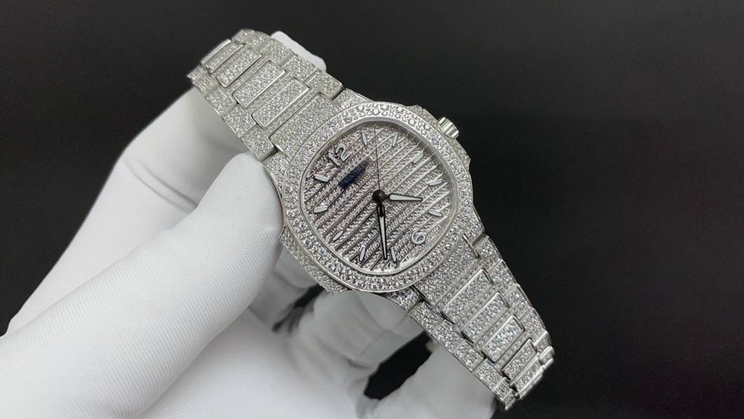 新品 重金打造经典时计——百达翡丽7118女士鹦鹉螺 满钻限量款 少量到货，限量供应（全身采用八心八箭天然奥宝水钻） 🉐️赠送价值💰288旅行便捷定制手表表盒 腕表:定制324 S自动一体上链机械机芯，中心大秒针 表盘:密镶钻，拥有286颗钻 表壳:密镶拥有518颗钻，拥有蓝宝石水晶透盖。防水系数30米。直径35.2mm 表链:采用拥有1729钻采用罕见的“不规则雪花镶钻”工艺，令腕表更添耀眼光彩，这项工艺需要将大小各异的钻镶嵌并固定到位，尽可能隐匿每颗钻之前的贵金属痕迹。 顶配鹦鹉螺7118满天星 目前算是最奢华的女款鹦鹉螺 应该没有人能拒绝了它了吧 雪花❄️镶钻全身 不仅是表盘，表带都是雪花镶钻总之一个字“闪”（白色为真空炉内白金，玫色为真空炉内纳米玫瑰金） 精品，欢迎表友品鉴！