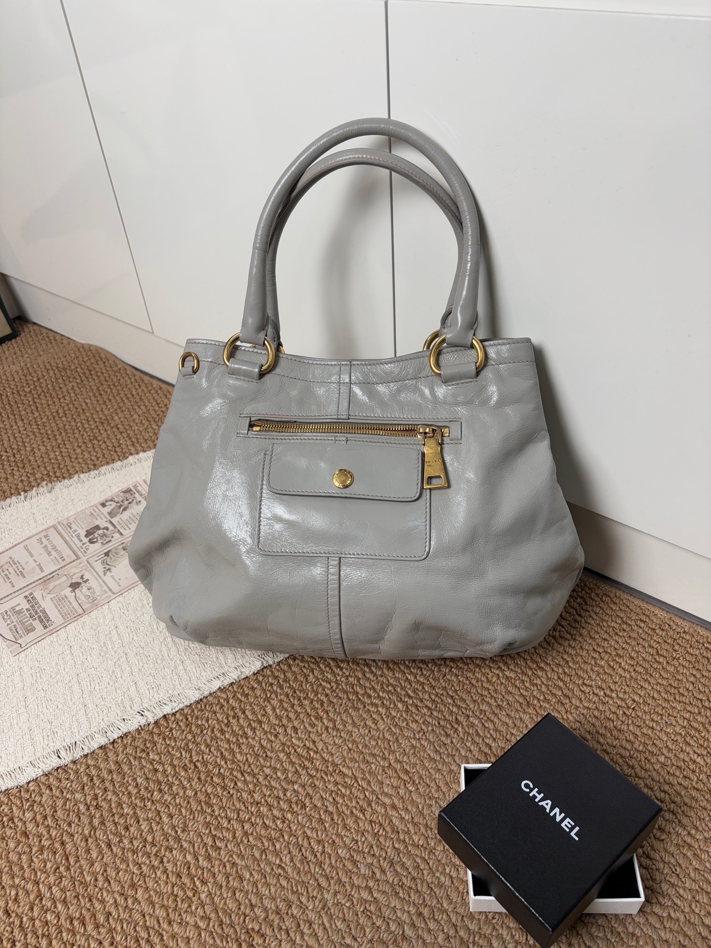 【預訂貨品】Prada霧霾灰油蠟皮機車腋下包