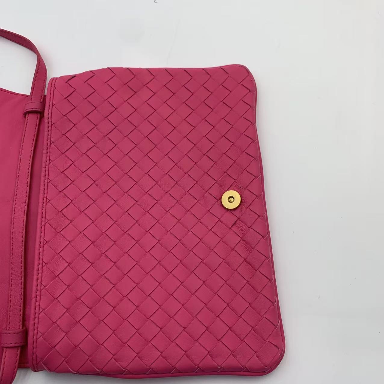Bottega Veneta葆蝶家信封包 桃紅色牛皮 Bv經典編織物斜挎包【過年紅噹噹精選❤️‍🔥】