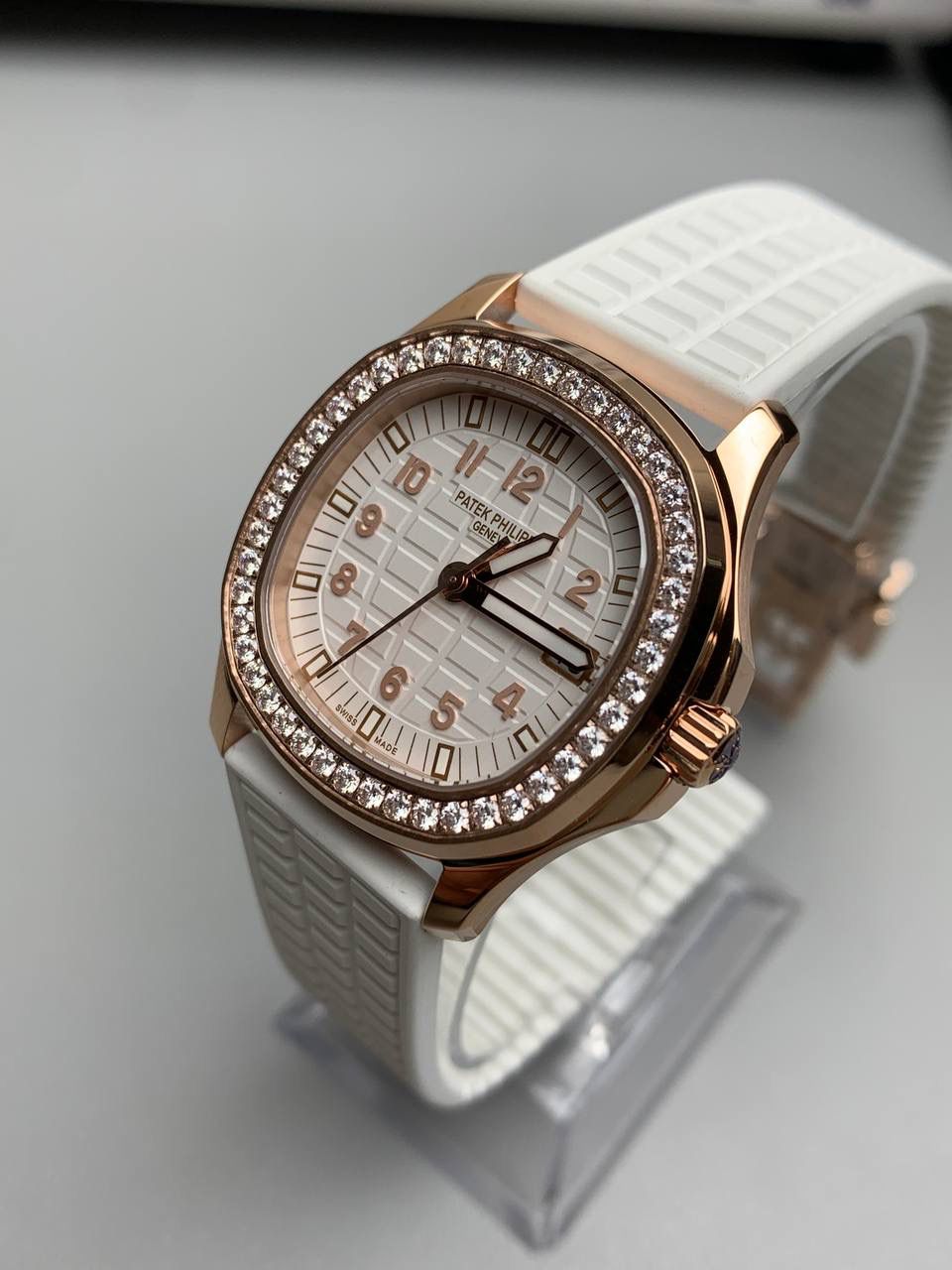百达翡丽 5067A 手雷 石英女表 ——PPF继续购入原装PP--5067A腕表，独立拆解开模。完美还原PATEK PHILIPPE--5067A全系列石英腕表，带来全网最佳的复刻产品和极致体验。 【表带 扣】 1.采用与原装一致的天然复合橡胶（Tropical）材质，经久耐磨，可抵抗海水侵蚀和紫外线辐射。 2.完美克隆Aquanaut最新表扣，即使在非常细小的拐角处上也做有倒角润饰，确保还原正品般的舒适感。 【表壳】 1.腕表尺寸35.6X7.7mm 圆润的八角形表壳与原装一致，保持着复古的造型和精湛的打磨。 2.旋入式把头设计和实心底盖吻合与原版 3.表圈镶嵌46颗顶级施华洛世奇水晶（共计1克拉） 【机芯】 瑞士石英机芯改PPCal.E23-250芯。走时稳定，续航持久，性价比超高。