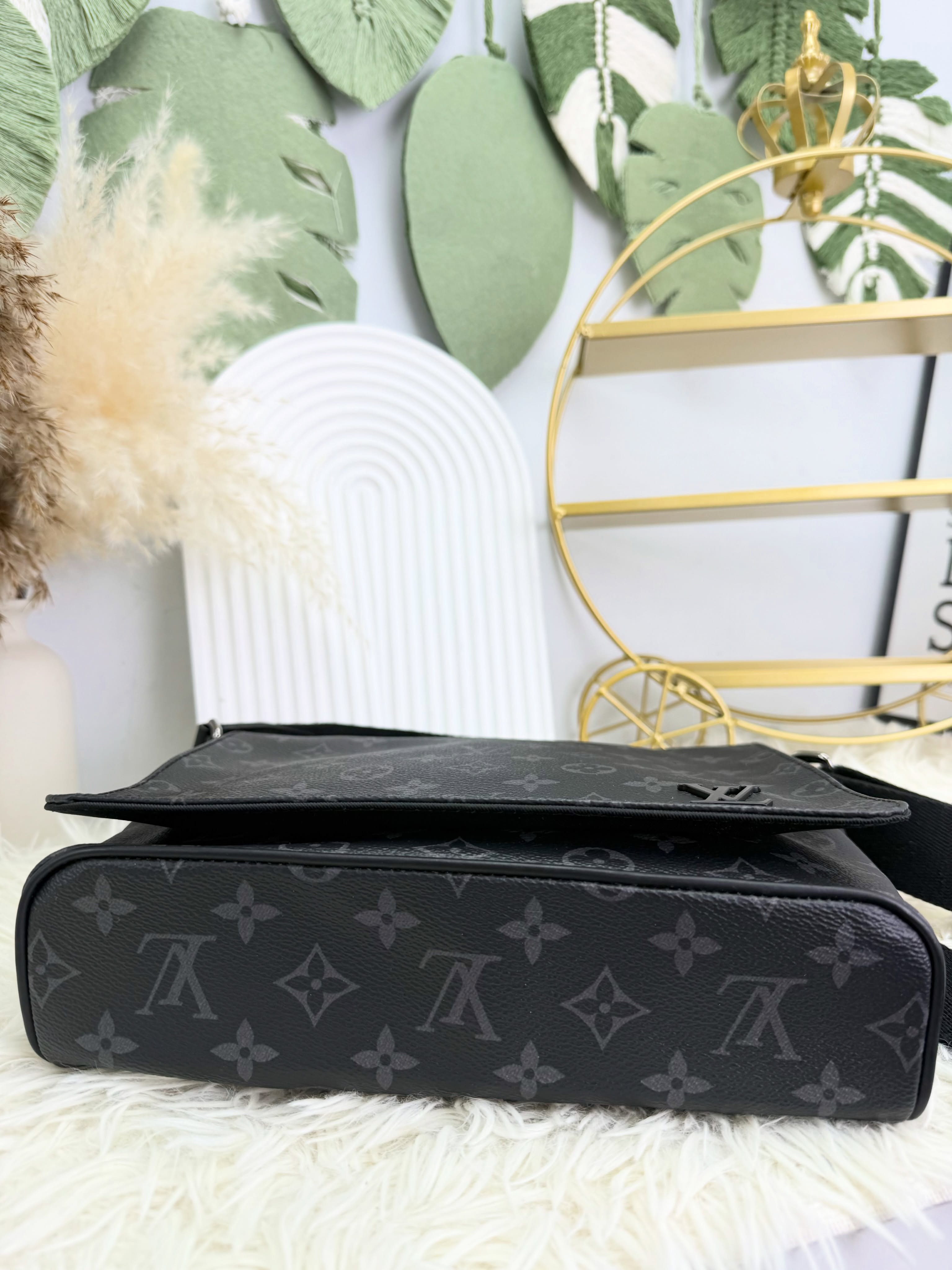 Lv👜 PRE OWNED 🛍️黑色 老花郵差包 pm size🖤