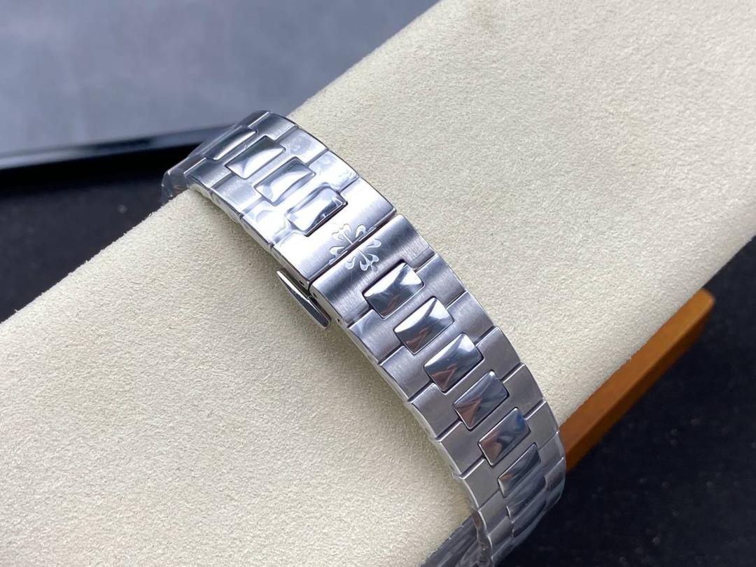 PP+ 百达翡丽 方形 新系列CUBITUS 5821腕表 亮点特色：1️⃣机芯:搭载定制9015改Cal.26-330 SC一体机，调时不停秒，调时不停秒，摆轮位置均与正品一致，自动上链机芯。2️⃣钢带:316L定制级人体工程学表带，新扣款式。3️⃣表壳:尺寸45毫米厚度仅8.3mm，为表壳对角线长度(即10点位至4点位),因为表壳近似于方形，上下边的宽度会小于这一数值，所以视觉效果并不是很大。 搭配上，5821属于运动风格腕表，日常搭配正装和休闲风格也可以。