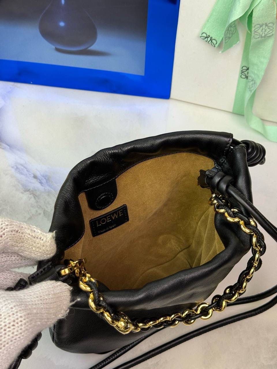 🎈迷你链条款𝙁𝙡𝙖𝙢𝙚𝙣𝙘𝙤 𝙋𝙪𝙧𝙨𝙚羊皮 ——【黑色】 尺寸：𝟐𝟑.𝟓-𝟓-𝟏𝟕𝐜𝐦 编码：062347 👉🏻延续福袋收缩绳褶皱设计，羊皮包身手感细腻柔软❤️ 👉🏻链条肩带➕皮肩带的双肩带设计，时尚百搭，给足了集美们多样化的选择。肩带可拆卸可调节，磁扣开合，正面烫金𝙇𝙤𝙜𝙤，呈现出高贵典雅的视觉感😍 👉🏻独家背景➕独家品质➕独家全套砖柜礼盒套装，市场高端品质皆在我手✌🏻