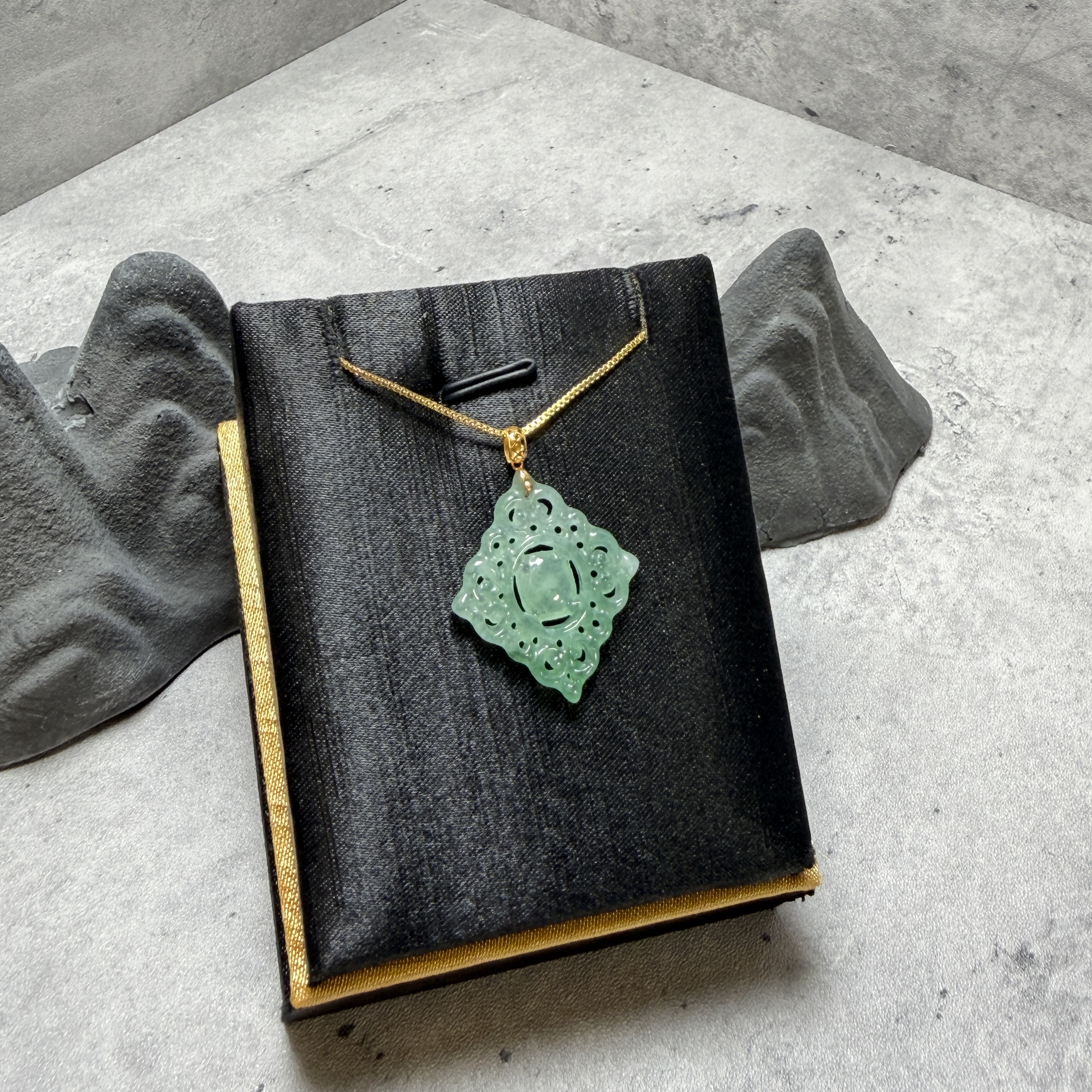 龍紋鏤空翡翠18K吊墜