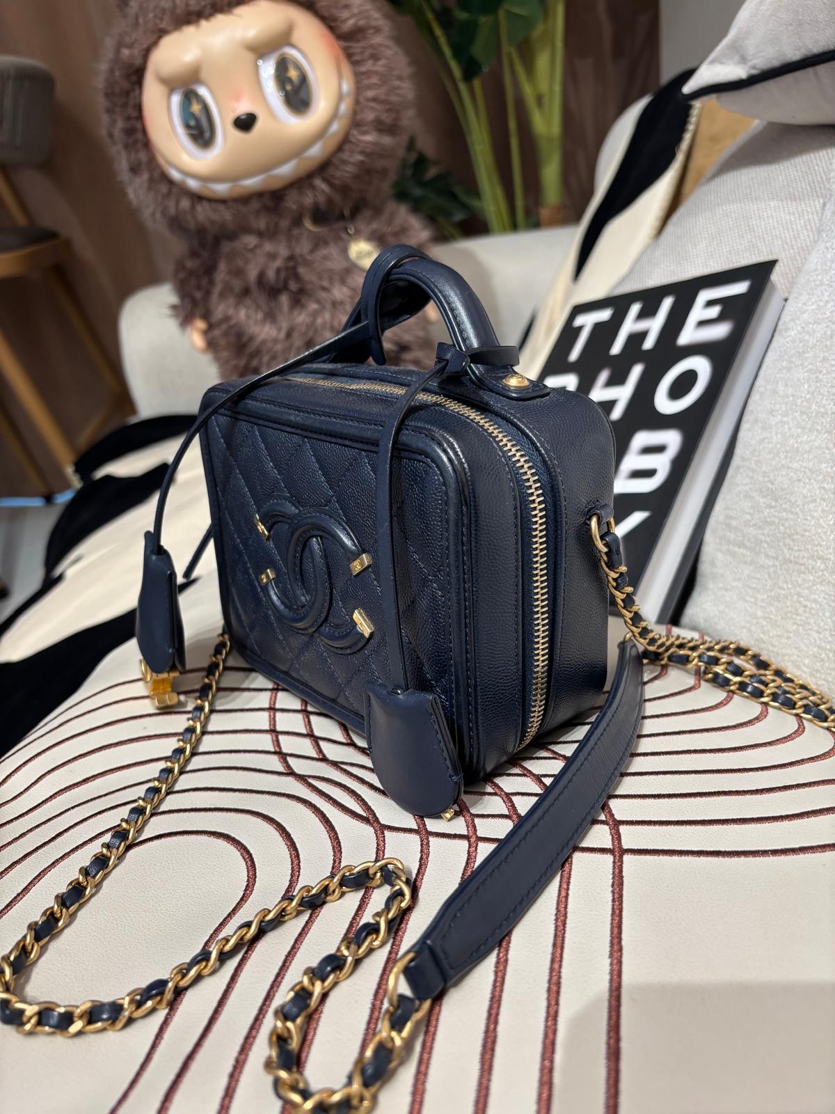 Chanel CC filigree Vanity Small 17cm 深藍色荔枝牛皮金鏈，100%Authentic, 98%New ✅25Card ✅Key lock✅Dust bag✅Box