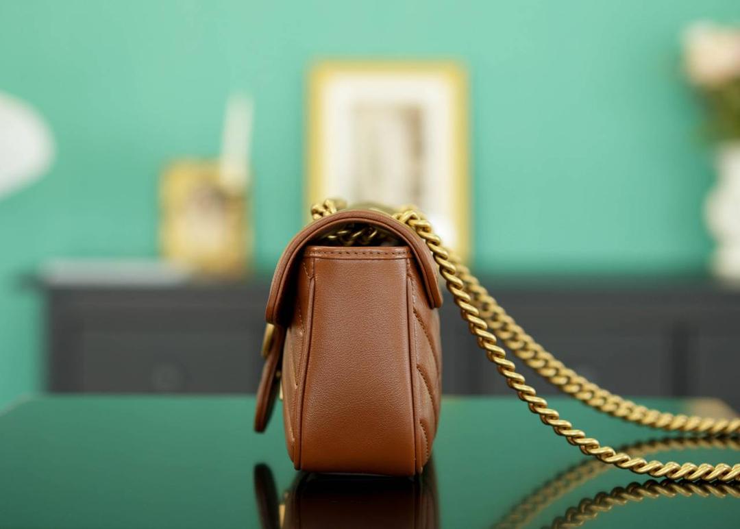 👜Marmont系列肩背包经典款 焦糖色 22cm💕 （原厂皮 全铜五金） 正品售价¥18.000 独家原厂皮发售 限量级别 GG招牌款，镇店之宝 焦糖色满满复古气息！ 原厂牛皮搭配经典的双G扣，复古做旧风格 经典百搭~ 官方款号 446744 尺寸小号：22x13x6cm 尺寸大号：26x15x7cm