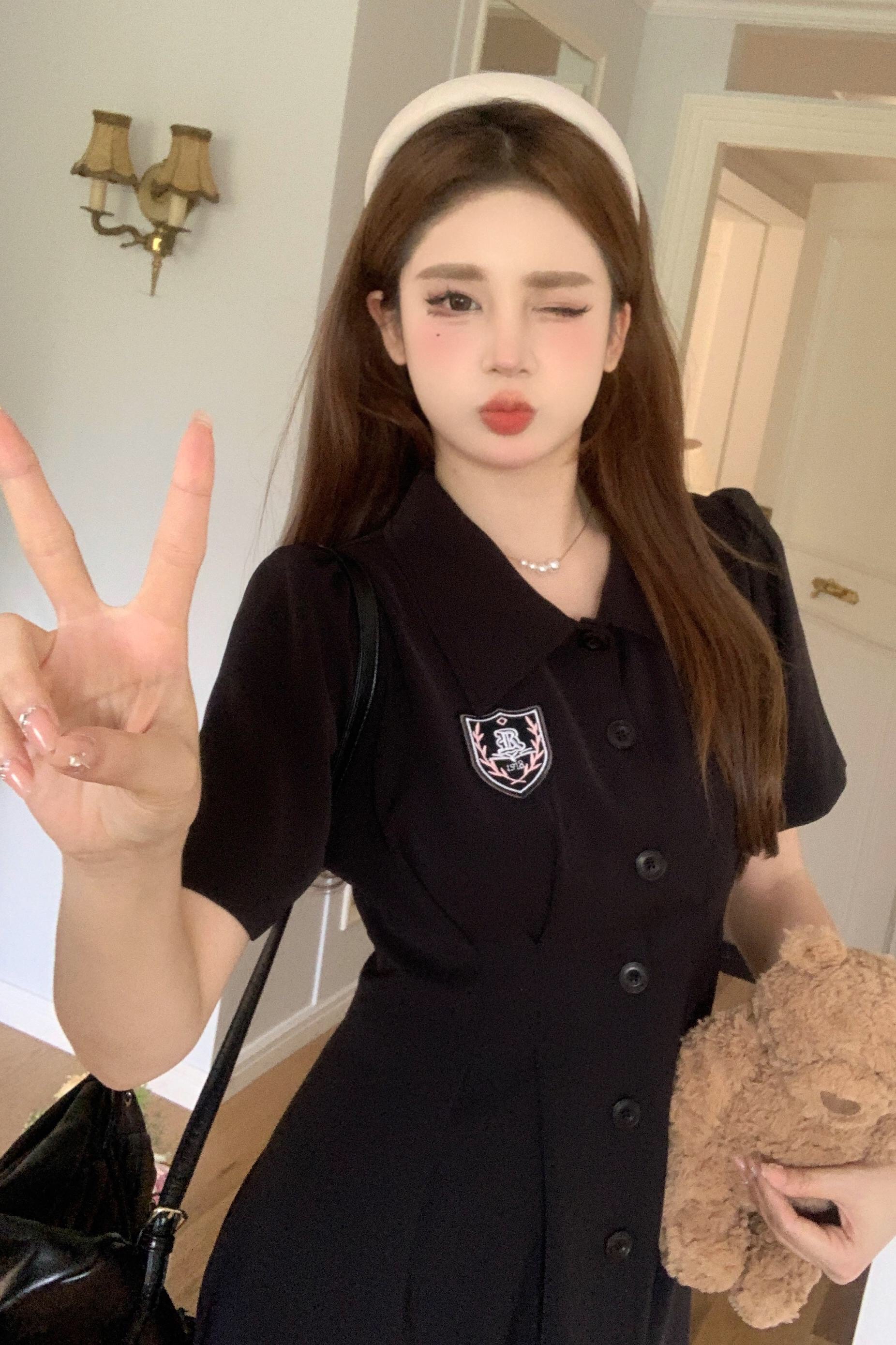 B240(1663) 韩版减龄皇牌LOGO翻领前排钮显瘦捏痕腰黑连身裙