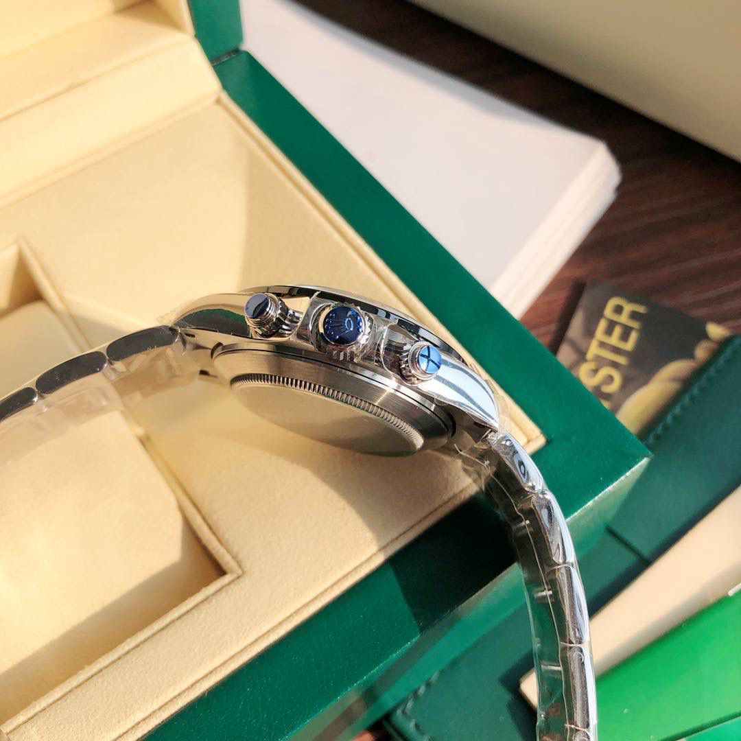 ROLEX 劳力士 迪通拿系列｜匠心之作 ⌚️ 搭载 超级稳定 Cal.4130 机芯，一档调时，计时功能与原装一致（计时秒针＋3/9 位小盘）。 40mm 表径，13.2mm 厚度，目前市面最接近原装比例。 🔥 核心亮点： • 原版开模表壳，结构精准 • 实心陶瓷外圈＋测速刻度，真陶瓷工艺，耐刮不褪色 • 表盘 叠加印刷工艺，字体与 LOGO 微微隆起，质感高级 • 盘面底纹反复校正，色泽与原装高度一致 • 独立开模 金属 Rolex LOGO，立体圆润 • Chromalight 夜光，清晰易读 • 平面蓝宝石镜面，无重影、抗刮耐磨 • 6 点位防伪小皇冠 👑 细节到位 • 表扣采用进口精钢 1:1 散件打磨，钢印、保险环全面对标原装 配 全套顶级包装📦