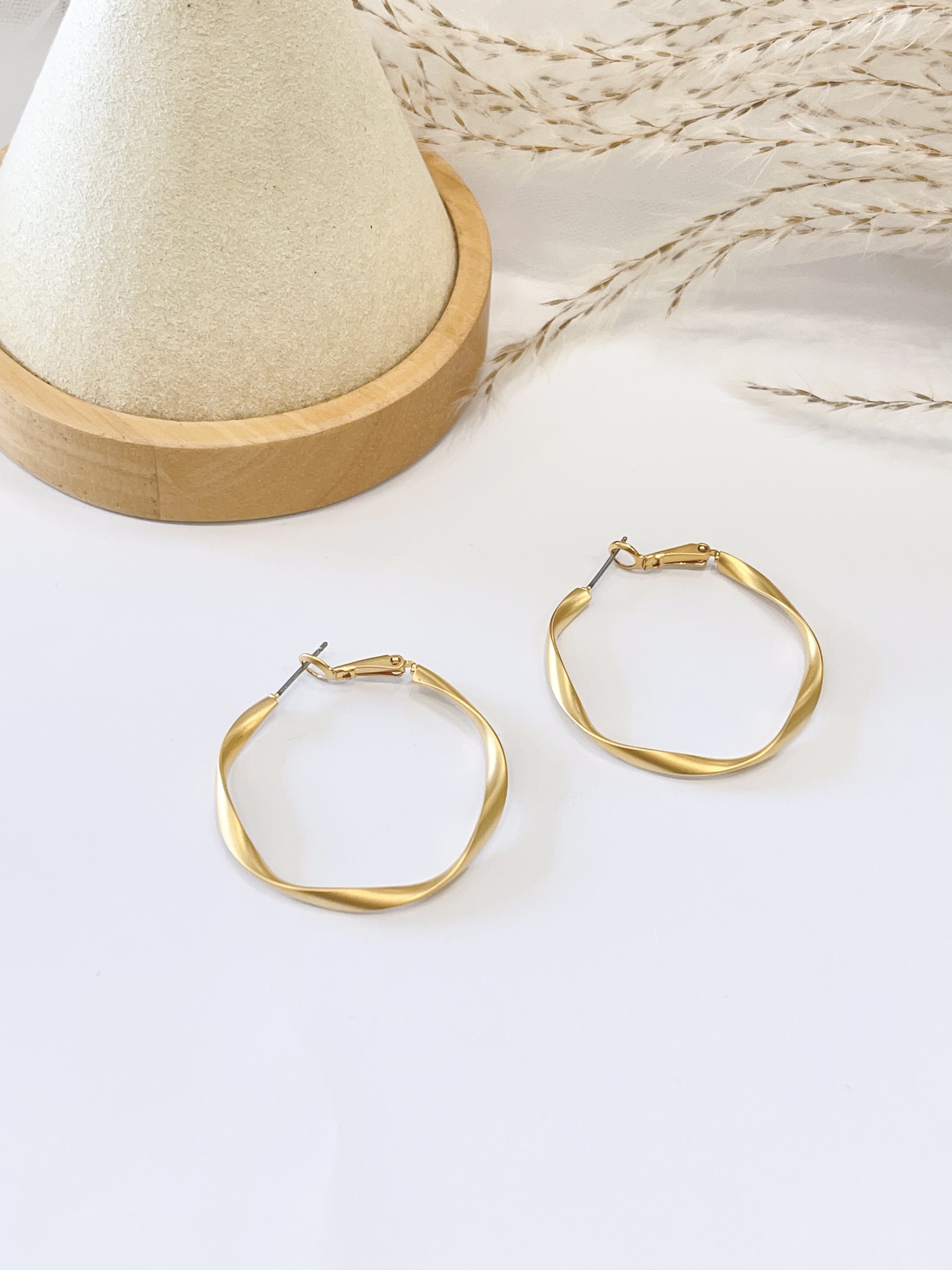 轻奢磨砂波浪形耳环