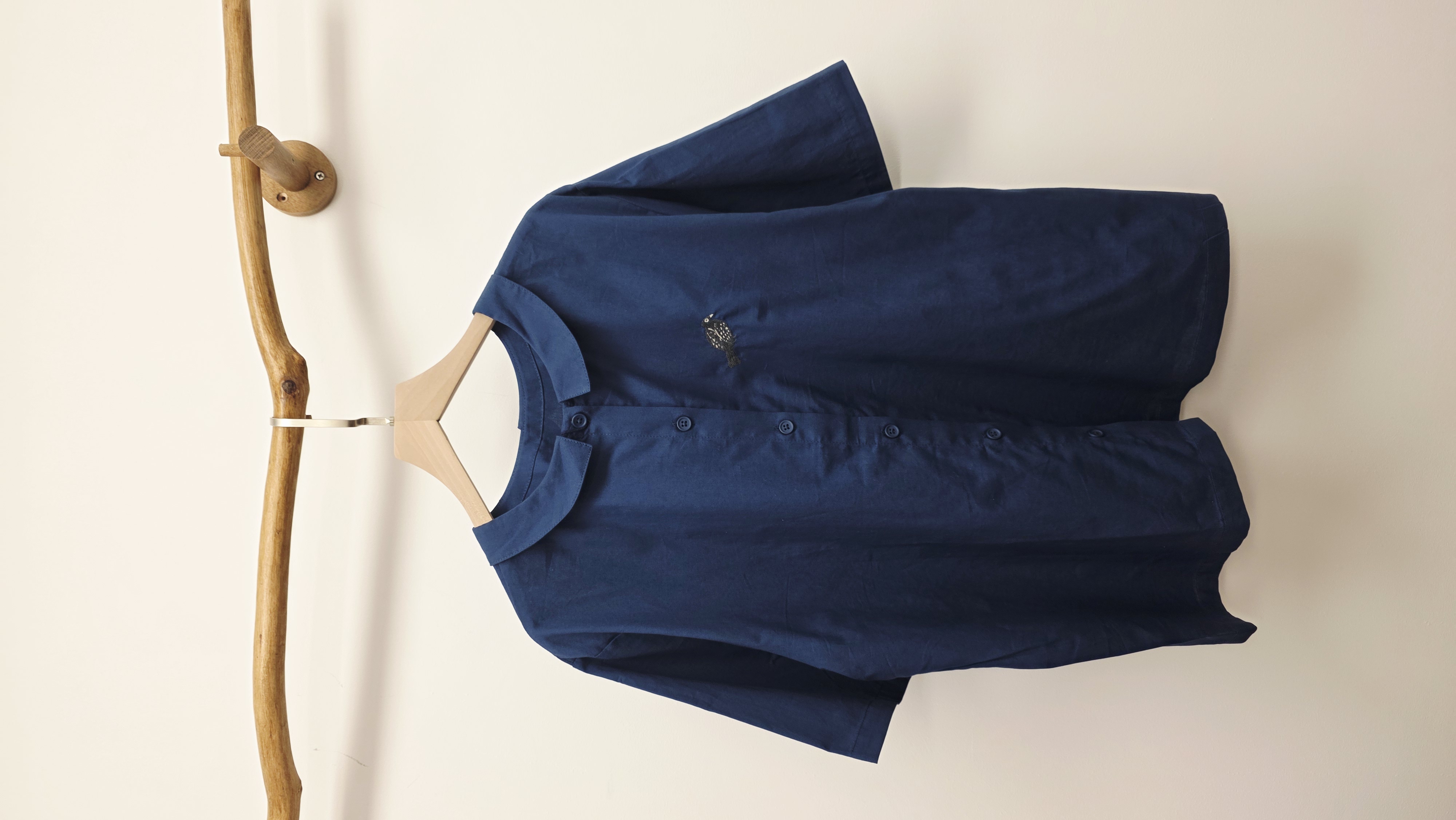 日牌藍拼刺繡花前後兩著棉麻裇