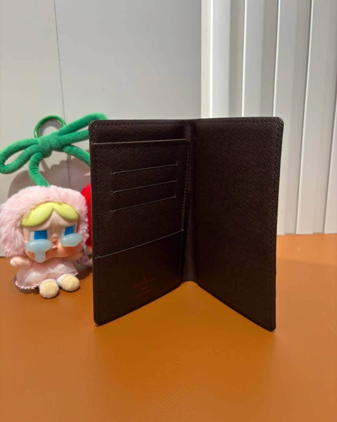 Lv passport holder 100%Authentic, 98%New