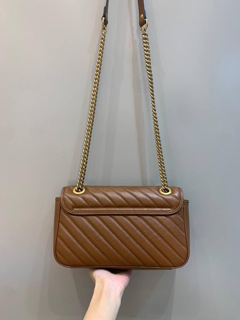 新背景实拍正品级 。经典款金扣焦糖色26cm‼️ 一只可爱的小金棕，终于等来marmont出新色了，而且不是那种让人扎眼的马卡龙色，这次是超级好看的焦糖色，这个颜色秋冬搭配衣服真的是绝了，现在用撞包几率也很低 所以赶紧买‼️ 型号443497；尺寸26/15/7cm