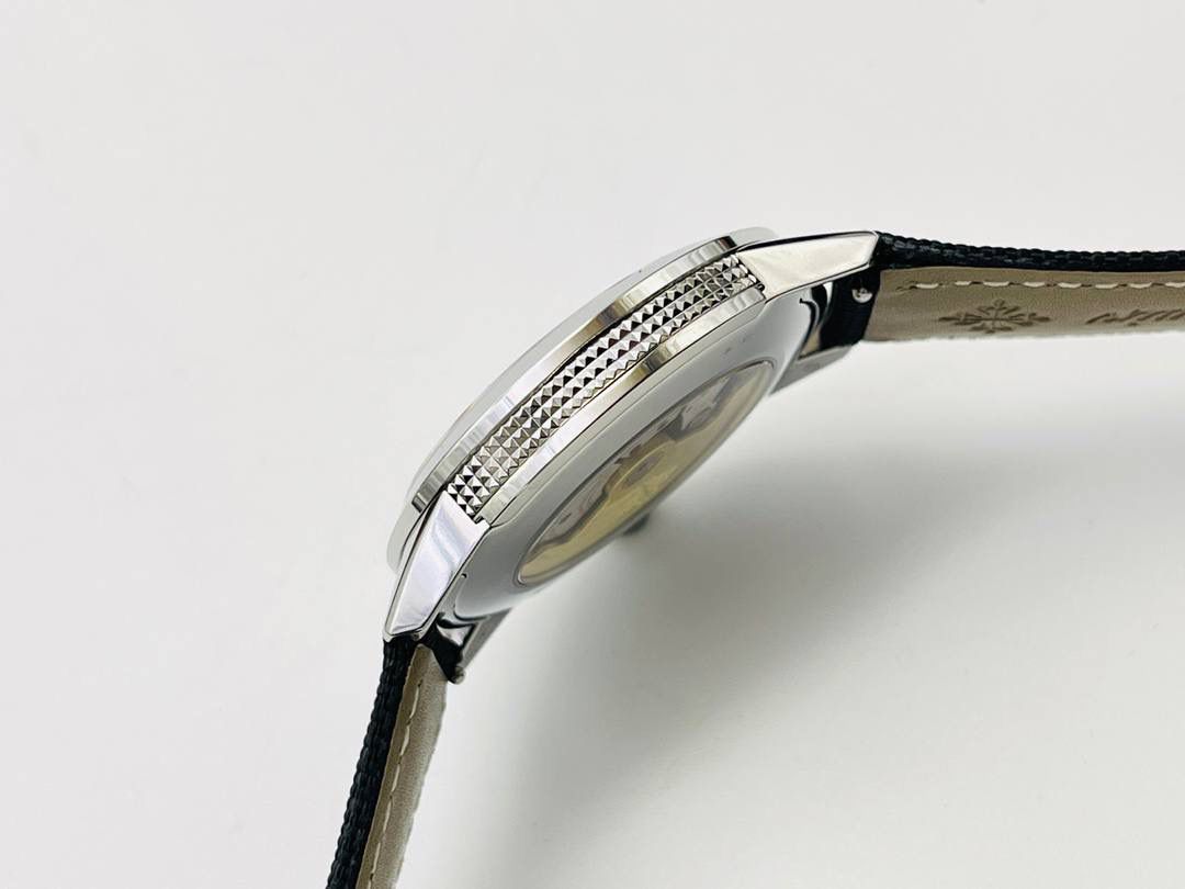 市场最高版本 百达.翡丽Calatrava系列Ref.5226G-001腕表！ 1⃣️表壳：百达Calatrava系列表款便因其圆润流畅的表壳形状享有盛名。百达.翡丽以这一特点为墓础重新设计该表款，在表壳侧缘雕饰巴黎钉纹。 2⃣️设计师还开发出一种特殊表壳结构，令表耳与表壳底盖融为一体，从而使巴黎钉纹全面覆盖表壳侧边。 3⃣️根据原装开模，壳套设计贴合原装！ 4⃣️字面：炭灰色表盘流露复古韵味，边缘呈黑色渐变效果，其微妙粒纹令人联想起古董相机外壳。 5⃣️表盘搭配覆米色荧光涂层的白金立体字块，以及低调内敛的"轨道式"秒钟刻度。 6⃣️白金针筒型时针及分针覆米色荧光涂层。3字位位置设有日期视窗，采用米色字块！ 7⃣️搭配黑色背景机芯：采用进口9015为基础机芯并加以改装升级！机芯夹板桥经倒角，边缘作细意打磨，大小夹板饰以鱼鳞纹、日内瓦波纹，夹板表面有包金雕刻，螺丝凹槽经打磨和倒角，所有细节尽善尽美，同时印有百达翡丽经典双P印记！ 8⃣️表带：全新Ref.5226G-001 表款有两款可互换表带，一款为米色绒面小牛皮，另一款为黑色小牛皮，饰有压花纹理图案和米色缝线。两款表带均搭配白金针扣，同时配备快拆生耳，让更换表带操作更加便捷！