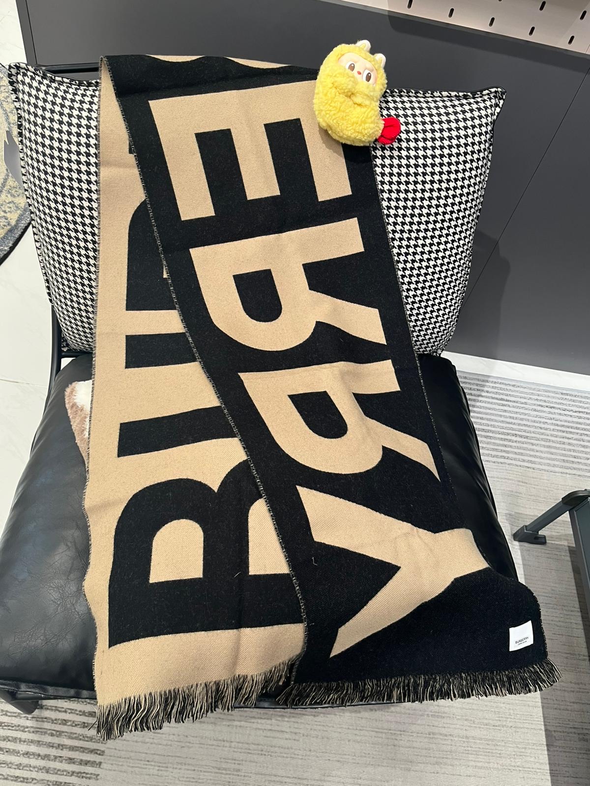 Burberry Scarf 100%Authentic, 99%New 