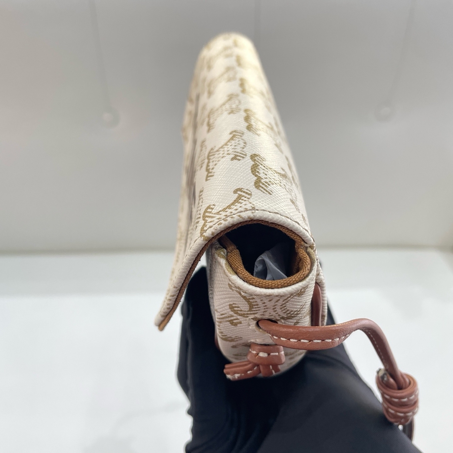 【預訂貨品】Celine白色老花三角包 