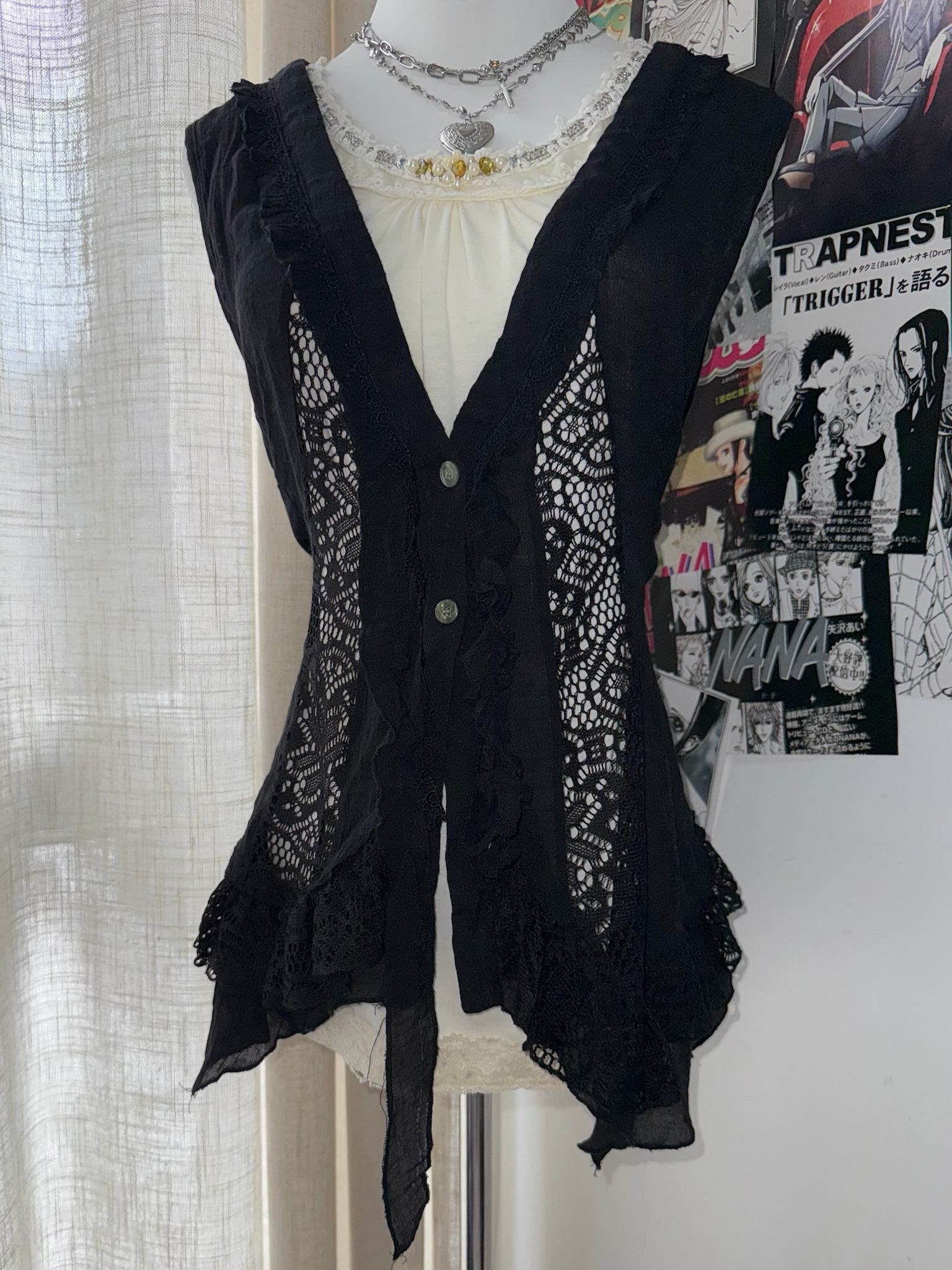 Lace-Panelled Ruffled Layering Vest