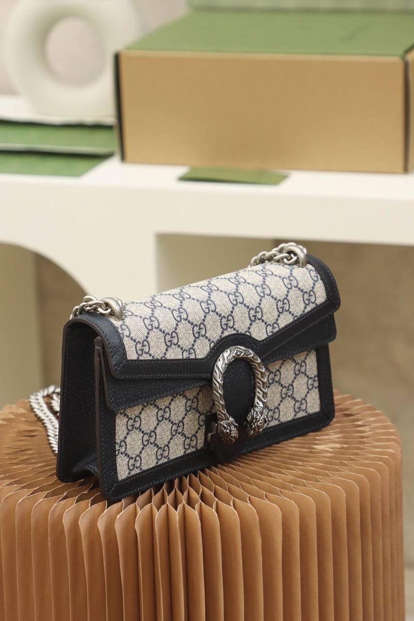 新配色𝑫𝒊𝒐𝒏𝒚𝒔𝒖𝒔 𝟐𝟓【全铜五金499623】原厂皮🔹 🔷尺寸：25*13.5*7cm🔷 迷你：16.5*10*4.5cm 被称为幸运之神眷顾的酒神系列， 已成为经典元素里的王牌产品，见证了岁月流转的痕迹， 依然是如今的大爆款，依然是受到大家的追捧喜爱， 经典的面貌搭配了神秘蓝的配色， 有一种恍然一新的天花板颜值， 与以往呈现的面貌不同感觉，新配色更加时髦感， 却拥有它该有的复古路线，越看越好看的高颜值视觉感！