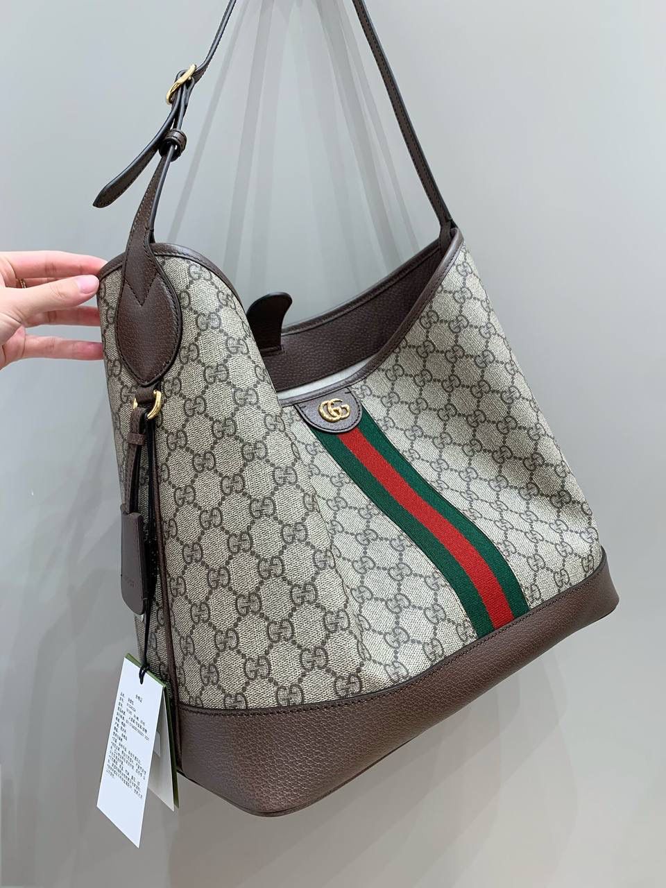 新背景实拍正品级 。 🎀Gucc1 Ophidia hobo腋下包 中号(最高版本) 比起小号，中号松弛感更强烈气场更足！ 喜欢大包的闭眼选中号尺寸，上身马上就慵懒了 这个包真的非常融入日常，随性又时髦 包身容量很大能很好的满足日常出门 而且肩带比一般的腋下包都长一些还可以调节 一见钟情，时髦使用同时兼顾！ 型号781392；尺寸34/32/17cm