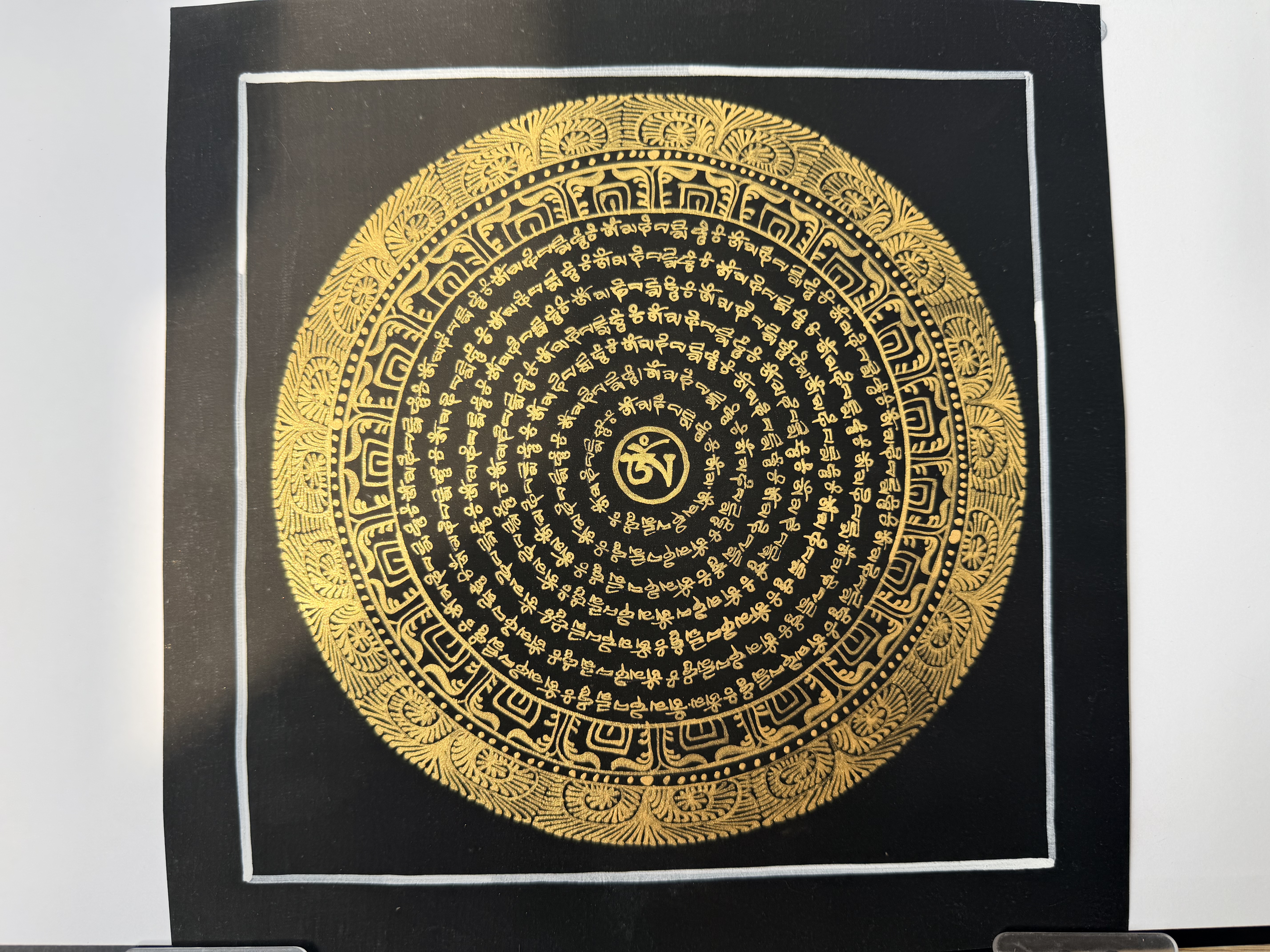 #7 尼泊爾三大廟加持手繪唐卡～OM 字，六字大明咒黑金唐卡 ，約26.5cm 外，內22.5