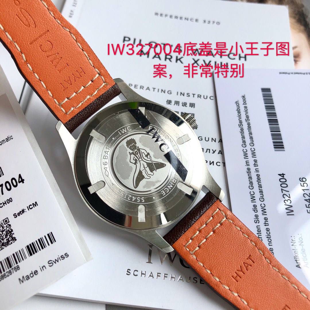 硬货首发，市场独家！IW327004，316L精钢材质，非凡工艺，让小厂知难而退！万国飞行员马克十八传承腕表，采用原装瑞士ETA王牌机芯W-300，40mm表径，全数字刻度超强夜光，双面防反光凸状蓝宝石玻璃表镜。独家渠道进口意大利SANTONI牛皮，一条牛皮成本相当于市场一般牛皮的几倍，在很多细节的把控上都已达到行业顶级，且多项可为标杆，整表细节一丝不苟。 原装价格3W余，一般人均可轻松驾驭，此款万国飞行员腕表视为万国经典款型，任何场景着装均适合佩戴，可谓百搭神器。全套包装出货