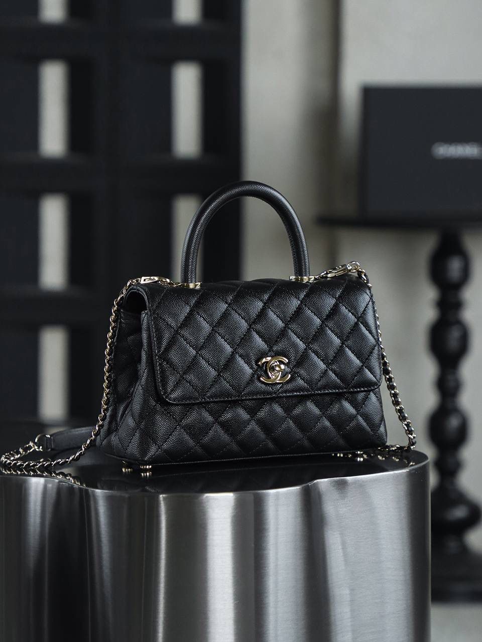 Coco Handle小號鑒定版👜 一包一碼 支持全球鑒定查驗身份證原廠專G Hass皮料過關清單資料可査詢 Coco Handle從1983年誕生到現在，銷量一直穩居榜首。 圓形手柄配上單肩鏈條，是這個包最出彩部分，背在身上優雅，提在手上復古，包多個隔層口袋設計，很人性化！ 五金：全鋼淺金扣 皮料：Hass原廠小球牛皮 尺寸：14*24*10cm