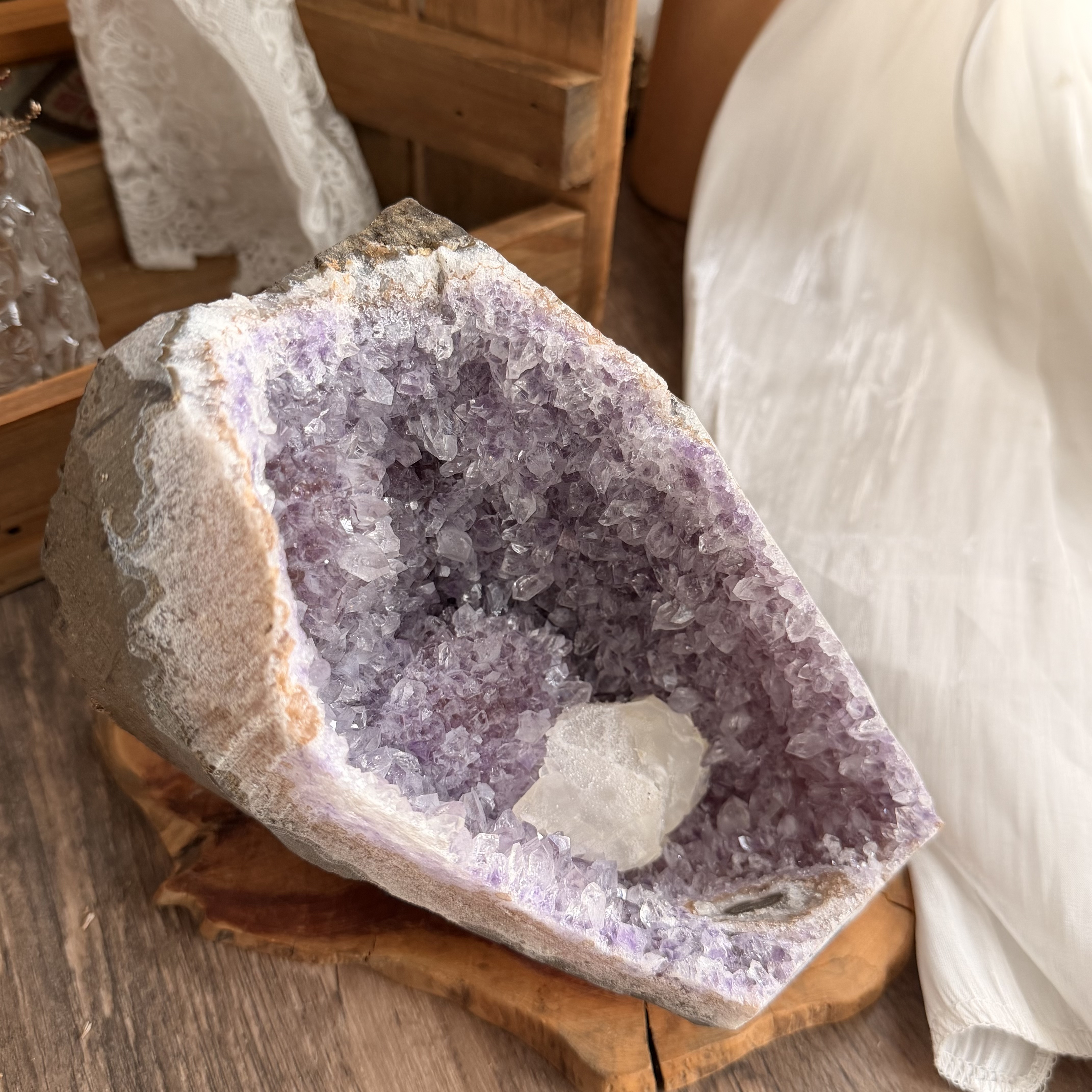 原皮紫水晶共生方解石擺件