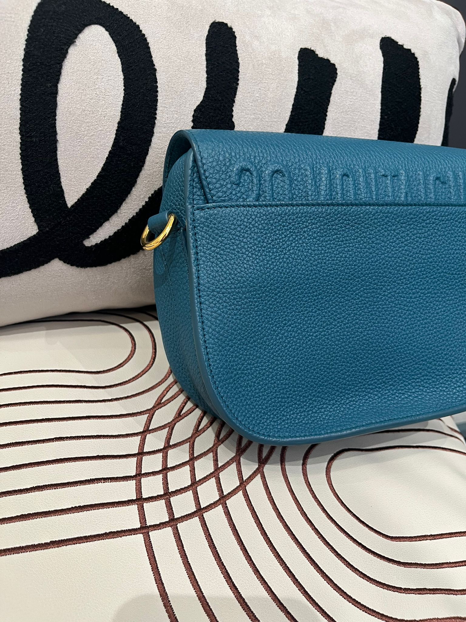 Dior Bobby medium 粒面牛皮金扣 100%Authentic ,99%new ✅證書✅可調節肩帶✅塵袋