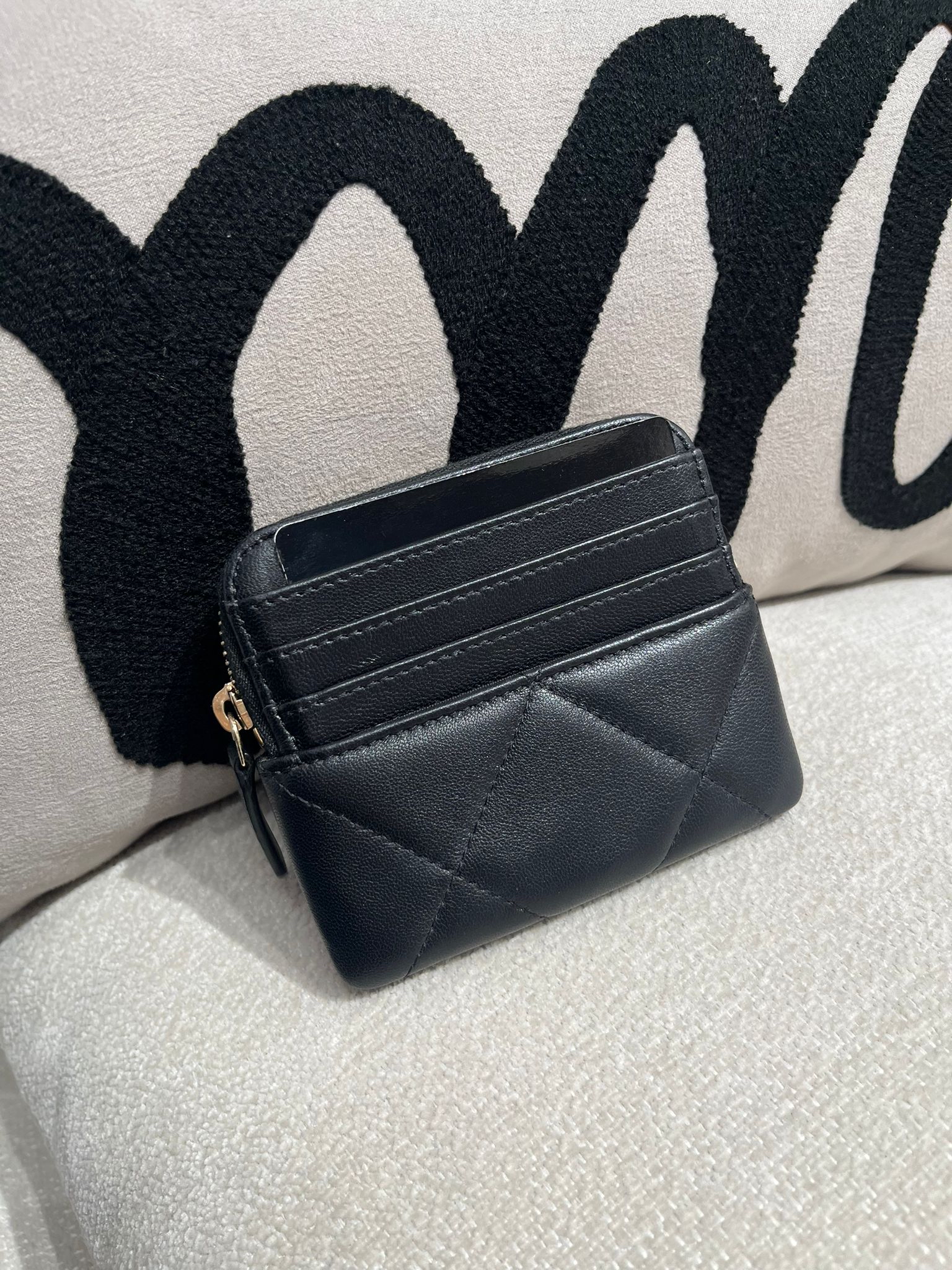 Chanel 19 zip wallet  Size :11cm x W2cm x H9cm  100%Authentic,95%new  ✅晶片貼 ✅box  