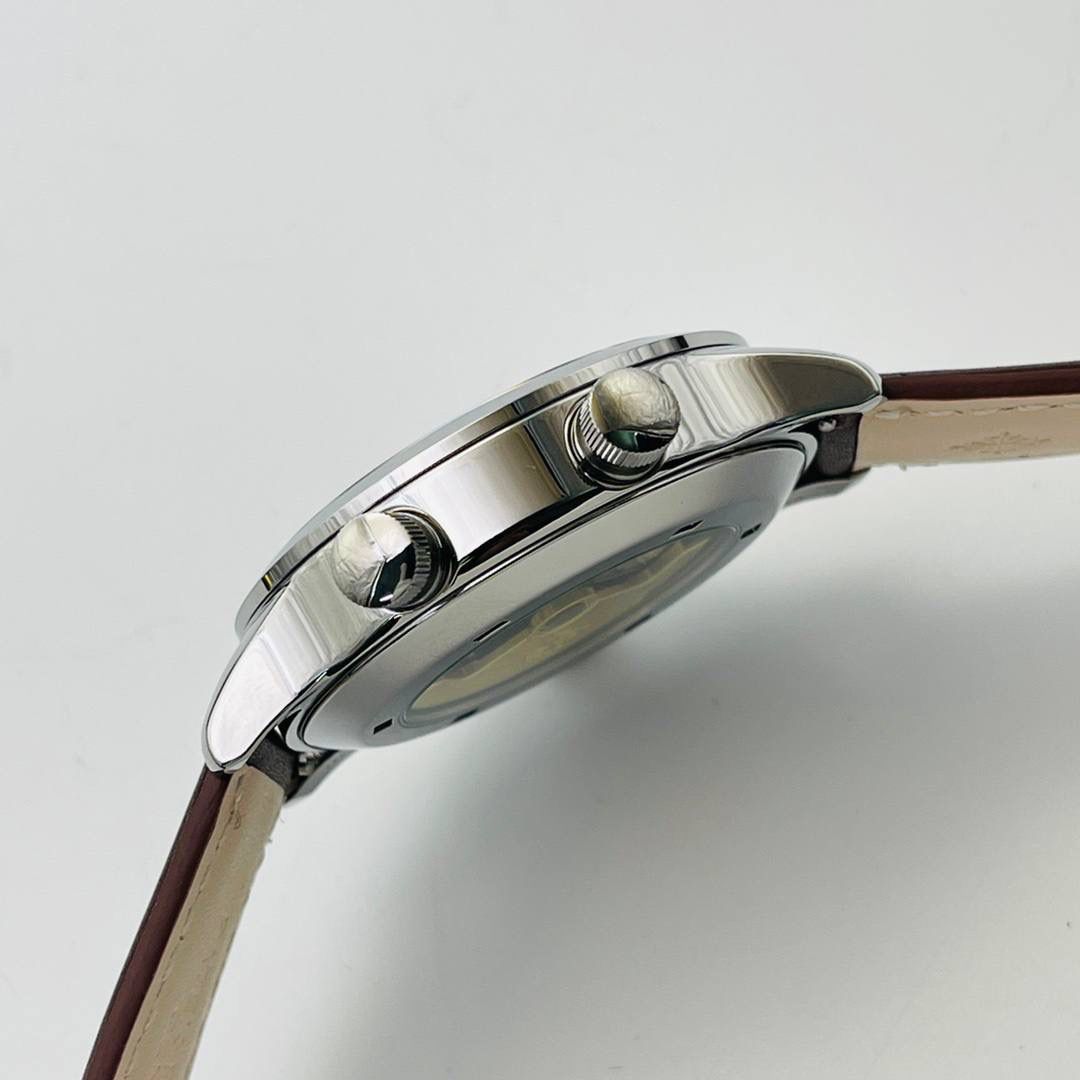 【PP Factory2022匠心大作 墙裂推荐】市场最高版本 百达翡丽双时区功能ref.5524 Calatrava飞行家旅行时间腕表系列惊艳登场！细节方面： 1⃣️【表盘】玫瑰金咖啡表盘和深蓝色涂漆表盘，表面有哑光颗粒质感、精致内敛，阿拉伯荧光涂层字体也同正品一致有立体感，将飞行表易读粗旷的风格渲染到极致。 2⃣️【表壳】同正品一致壳身为42毫米、厚度为11毫米、做工方面也继承百达翡丽的一贯作风、壳身完全镜面抛光处理，光滑细腻、增强其视觉感、在细节方面做到极致。