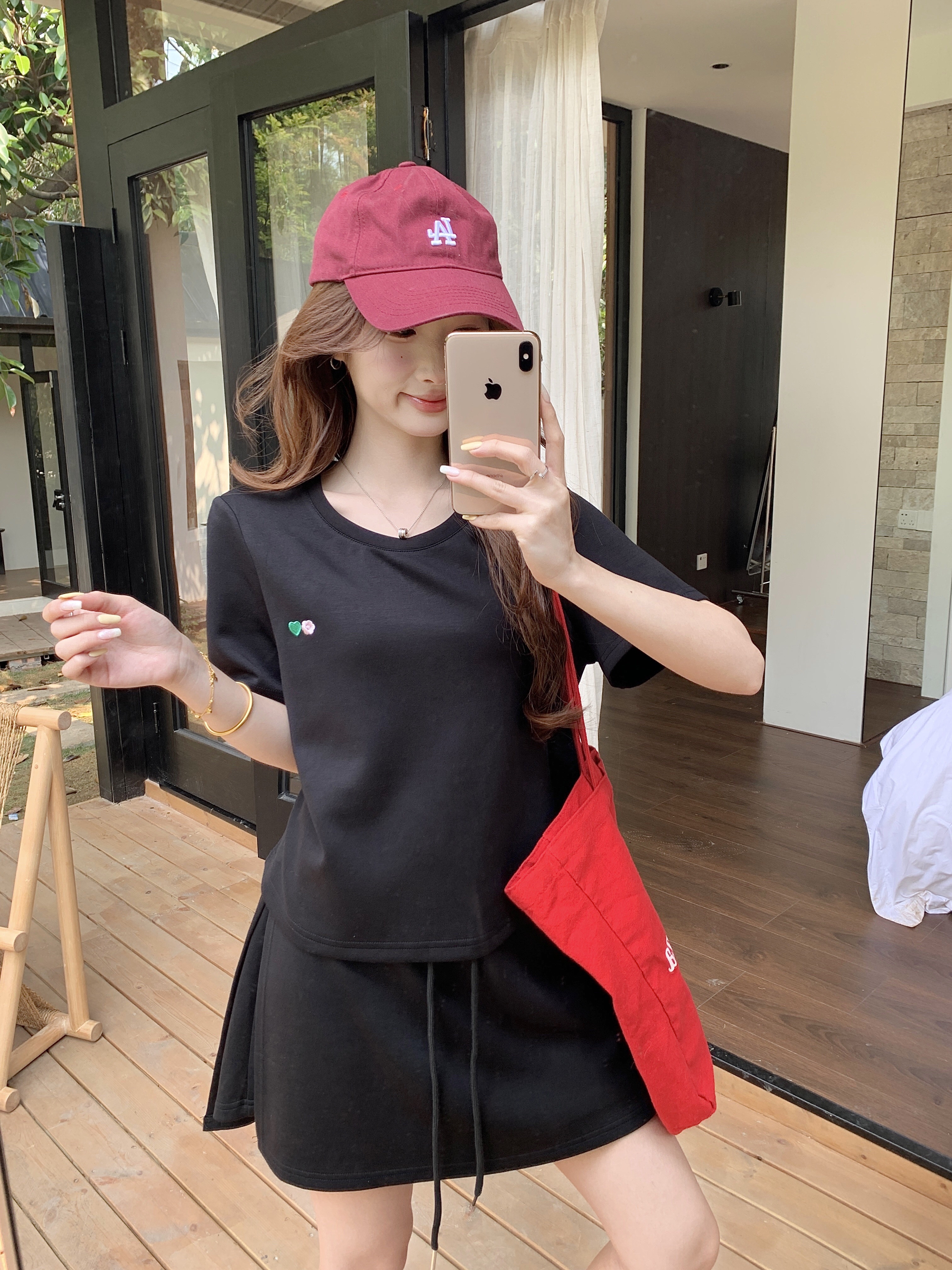 B113(64231) 韩版休闲风小爱心刺绣上衣与双边开角短裙黑黄套装 