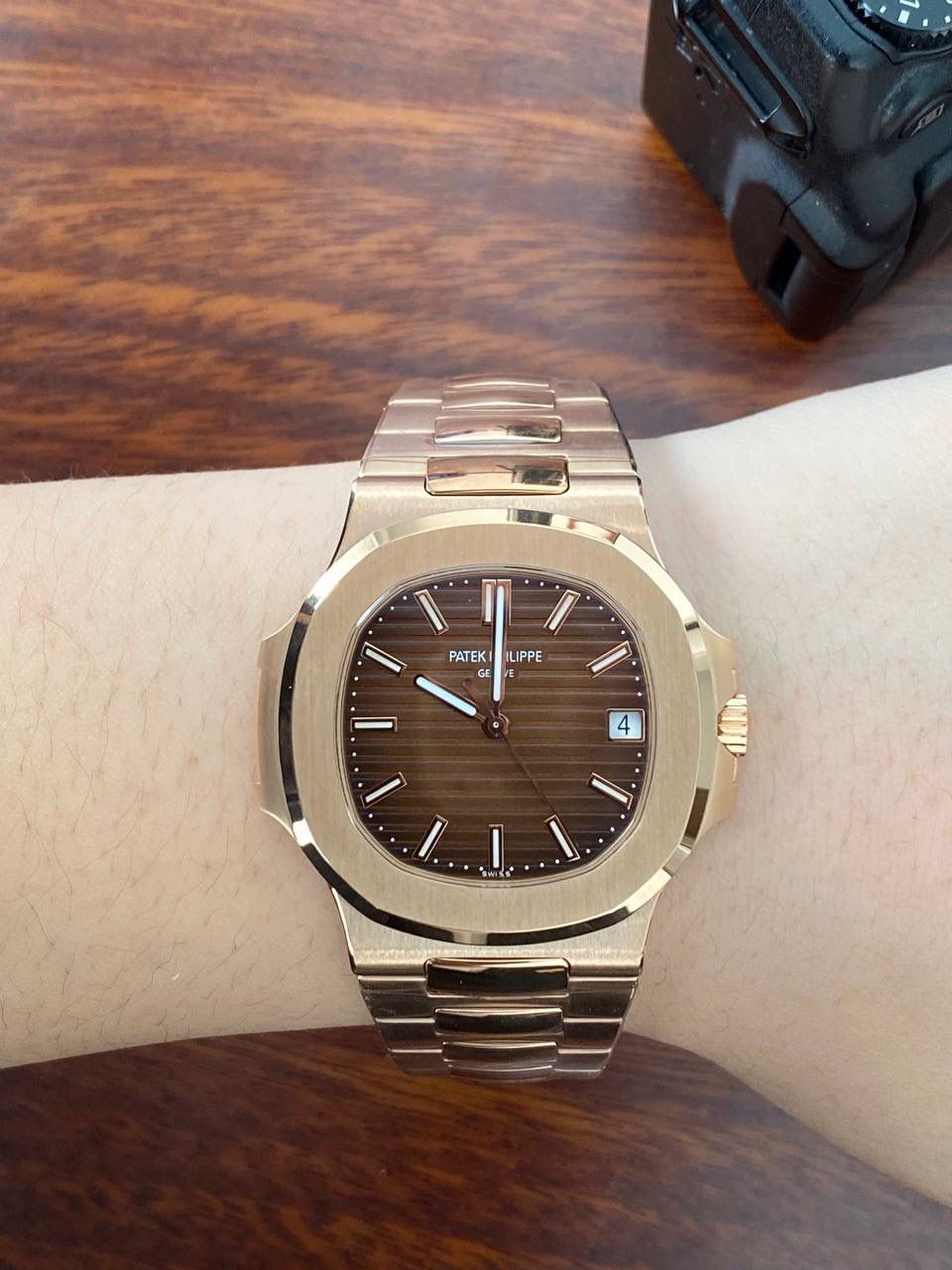 鹦鹉螺市场独家专用机芯，升级无噪音刻字版原版机芯🔥🔥 详细升级解读: 1.升级机芯全部精雕刻字，清晰不磨损，纹理做到极致。 2.升级自动陀片，采用瑞士超精密轴承，业界史无前例的安装陀片工艺。做到百分百降噪音。 3.原版机芯，无假夹版，无假摆轮，无假红宝石。WY-3k厂完整的复刻出3.3毫米的绝版高品质324SC机芯. 4..升级表盘刻度夜光超亮，而且整体做到和谐一致同步亮度。 5.鹦鹉螺经典蓝盘，目前改进与正品一致的颜色，秒杀其他工厂的表盘细节和做工。 6.日历窗口每一只手表做了水平正位，不出现偏斜遮挡。 7.把头调节档位顺畅度的多次调试，调试到最佳状态。使得升级版手雷调校时间和上链的手感畅顺 8.升级了整个手表厚度8.3毫米，完美实现全网最薄机械表，等同原装厚度。佩戴起来舒适无比。 9.重点强调324Sc机芯顺时针调日历，也就是由上往下调日历。注意辨析和正品一致。 10.调节时间的时候，拉表冠二挡。大秒针是不停止的。和正品也是一致。