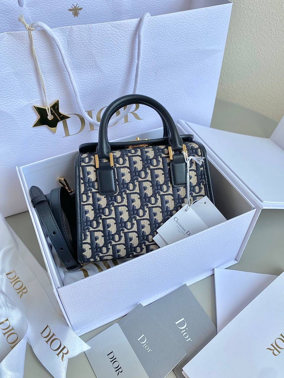 🈶刺绣蓝，小号 𝗗𝗜𝗢𝗥 23秋冬𝗕𝗼𝘀𝘁𝗼𝗻 手袋 复古波士顿回潮，高级怀旧格调 将摩登和优雅刻进骨子里了 不论包里塞满东西或空着、半满 廓形都依然硬挺，不拘泥干脆利落 双重翻盖CD开合，可手拎可斜挎 在当下追赶不完的时髦潮流 我更偏爱这只小可爱，秋冬绝搭 20×12.5×16.2cm，7503m