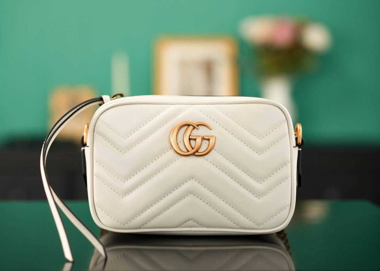 👜🔥Marmont系列绗缝迷你相机包 白色 18cm （原厂皮 全铜五金） 正品售价¥12.000 独家原厂皮发售 限量级别 白色真的好温柔 经典百搭不挑人 自重很轻 链条搭配皮革的肩带不怕溜肩 毫不夸张说 绝对是日常用出场率最高的包 官方款号 448065 尺寸迷你：18x12x6cm 小号：24x13x7cm