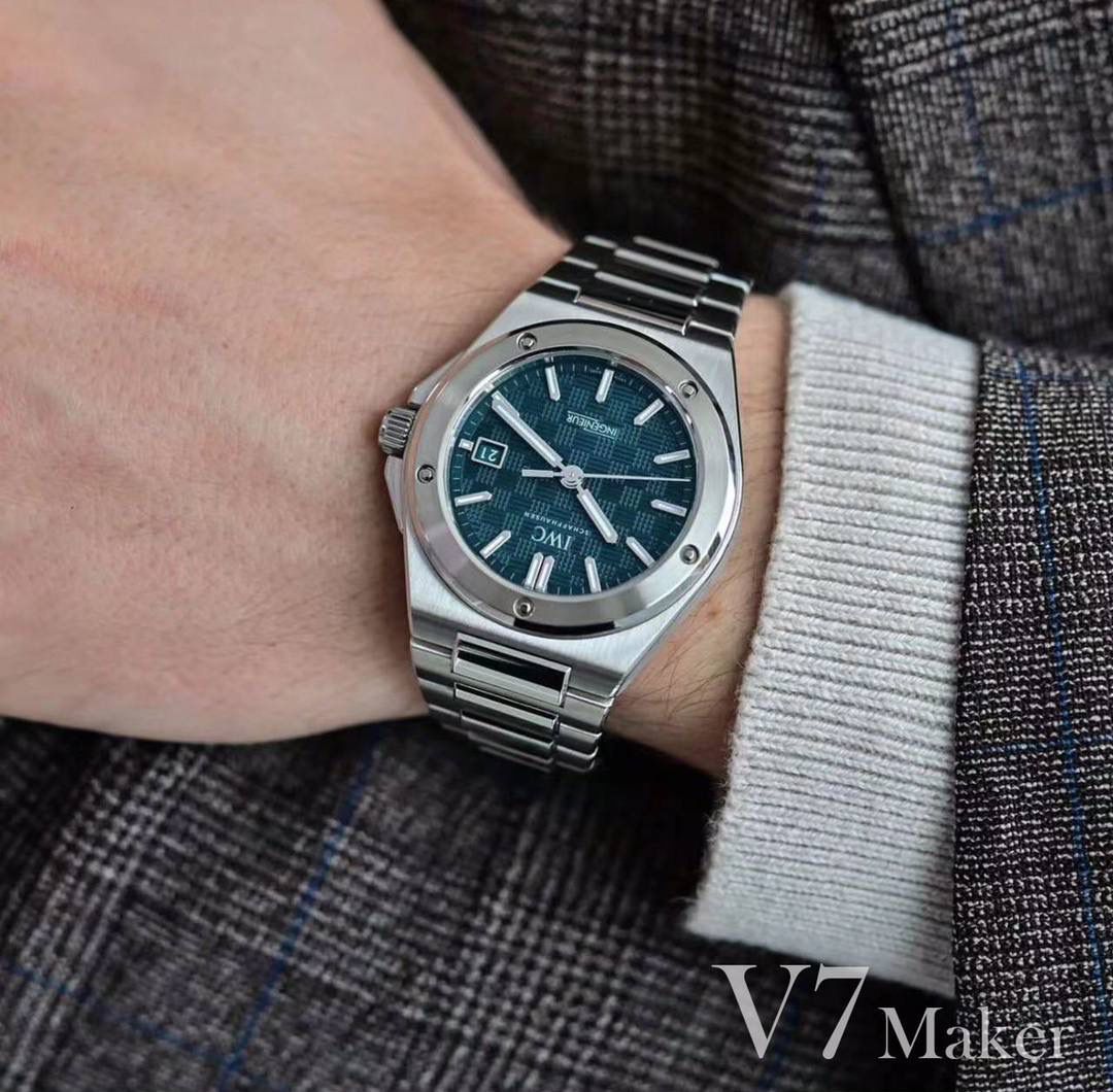 全新原装钢带开模，所有结构同步原装，其材料，做工，佩戴感100%同步原装。 V7厂仍采用进口瑞士全新SW300机芯，性能同样出色，精准恒久，无返修烦恼！V7亦同时提供亲民版的海鸥2892稳定版供选，其外观细节均与瑞士版本一样。