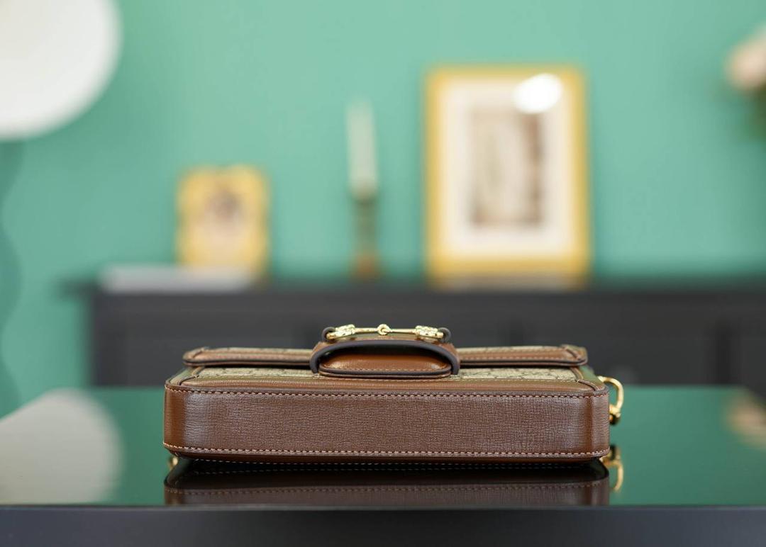 🥯Gucci Horsebit 1955系列迷你手袋 棕色 22cm (原厂皮全铜五金) 正品售价¥12.000 标志性的金属马衔扣搭配经典双G图案 把复古时髦感拿捏得恰到好处 新款的1955二合一马鞍包 包身轻便，且配有一个MINI卡包 主打一个精致便携~ 官方款号 752002 尺寸：21.5x12.5x3cm