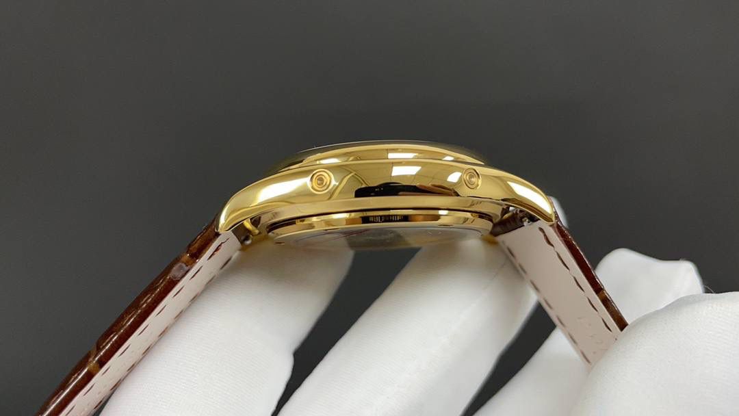 🌐新款到货🌐 百达翡丽最热门款式，PP复杂功能计时系列5146R 5147。功能方面的巧妙构思，外观上的合理布局，以及优越的机芯性能，无一不体现出百达翡丽大师们的独特设计，一件经典的艺术品。 采用39mm表盘直径，高性能Cal.324自动机械机芯，具备年历，日期，月份和月相显示功能，提供了强大的时间衡量功能，表盘设计中心大秒针，是时间易于读取。 相信这样的一款腕表会是很多爱表人士所梦寐以求的，但是就如它水中月的意象一样，可遇而不可求，所以，如果有个机会出现在你面前，那么就好好珍惜吧。