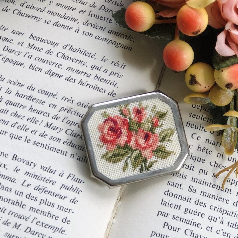 Vintage C.a. 1950-60s Austrian/German Pink Rose on Cream White Petit Needlepoint Brooch(MZ080)