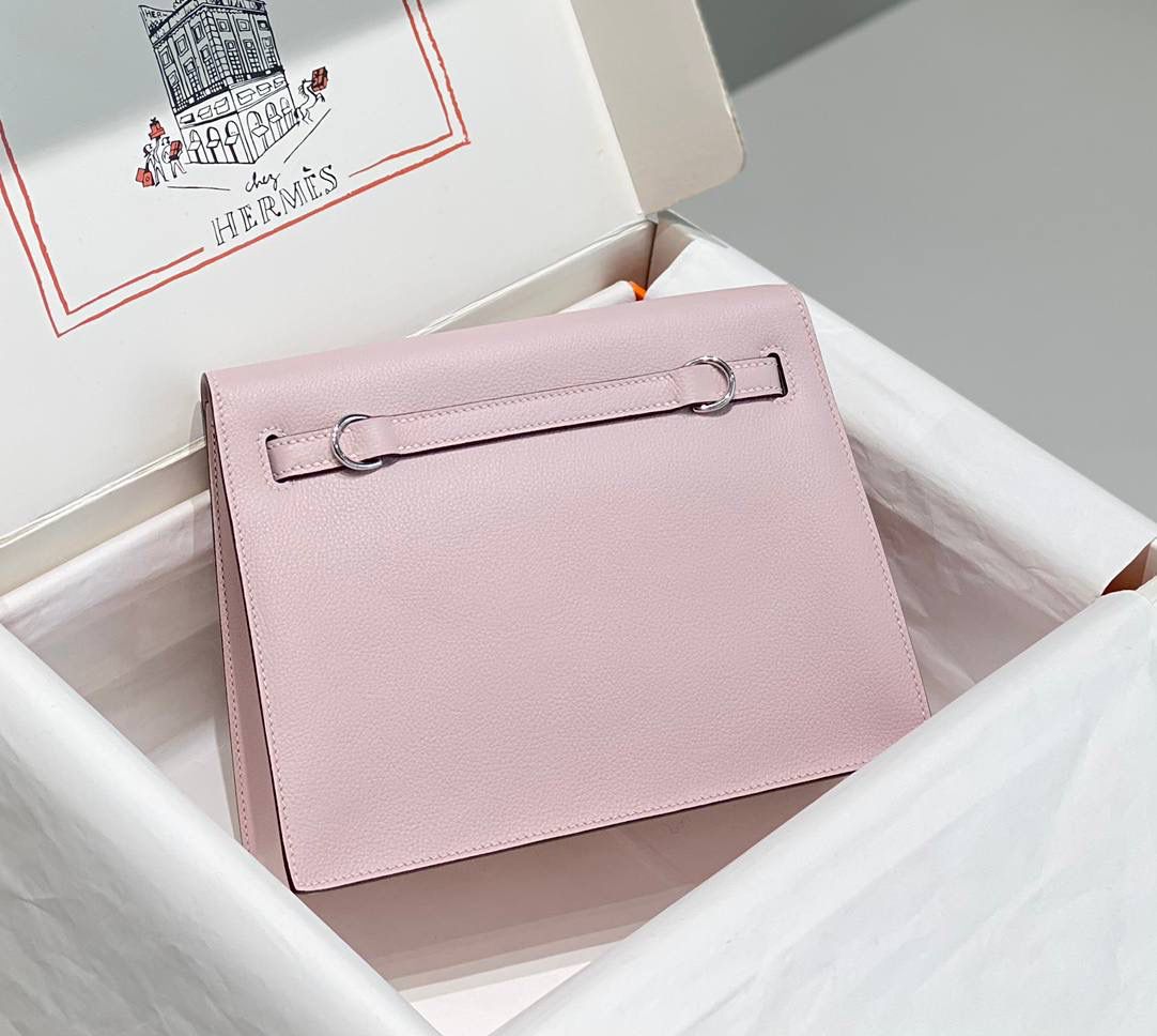 『梦幻粉·银』 ‘’Kᴇʟʟʏ ᴅᴀɴsᴇ • Evercolor 🎀 时尚圈就是一个圆！ 最厉害的就是六种背法： 斜背、侧背、肩背、腰包、背包、手包 集美们一定要安排起来‼️ 22Cm