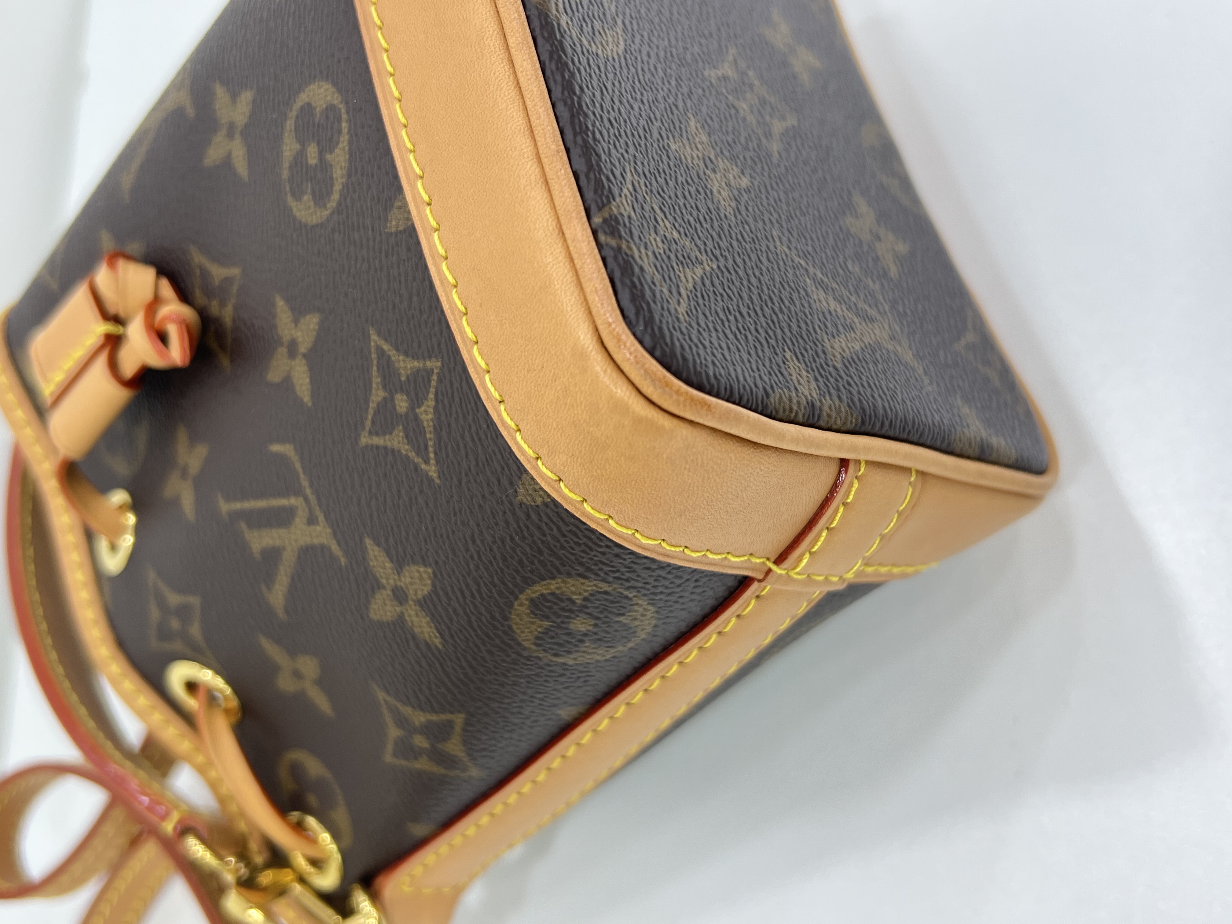 直播貨品 |  [1個-$100 2個-$300］E22