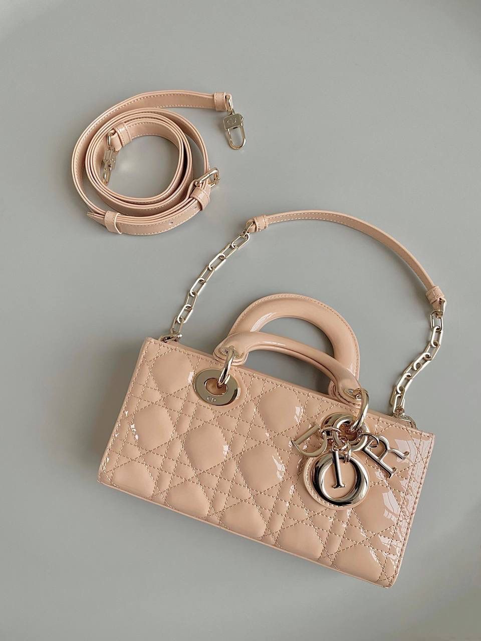 沙粉💗 𝗗𝗶𝗼𝗿 𝗗-𝗝𝗼𝘆 𝗯𝗮𝗴漆皮款，新色 时尚果然就是轮回，回归了一把中古戴妃 长方包形，短链条➕细长肩带直接封神！！ 复古时髦感超强，真是什么场合都可以把住 绝对是lady中的天花板了，强势出圈啦姐妹们🌟🎀 中号/小号都🈶‼️