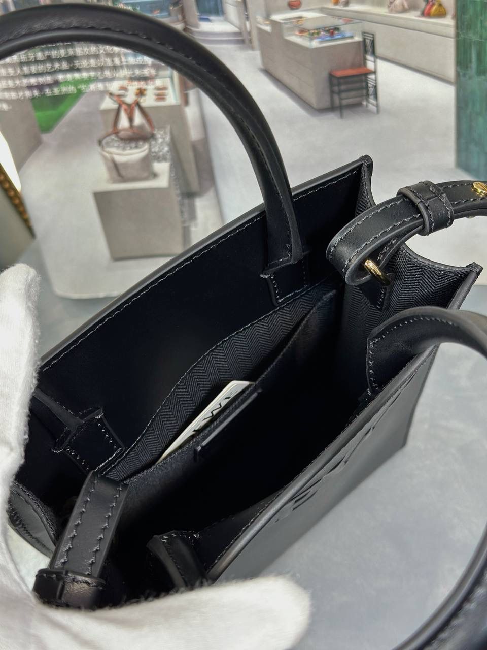 Standard A5 Tote手袋/黑色😍 小号尺寸:21-17-6cm 编码:652307 采用底部信封结构，可通过顶部提手或可拆卸肩带携带，油亮牛皮革制成，正面饰有徽章压纹，内衬人字纹棉纺布衬里。