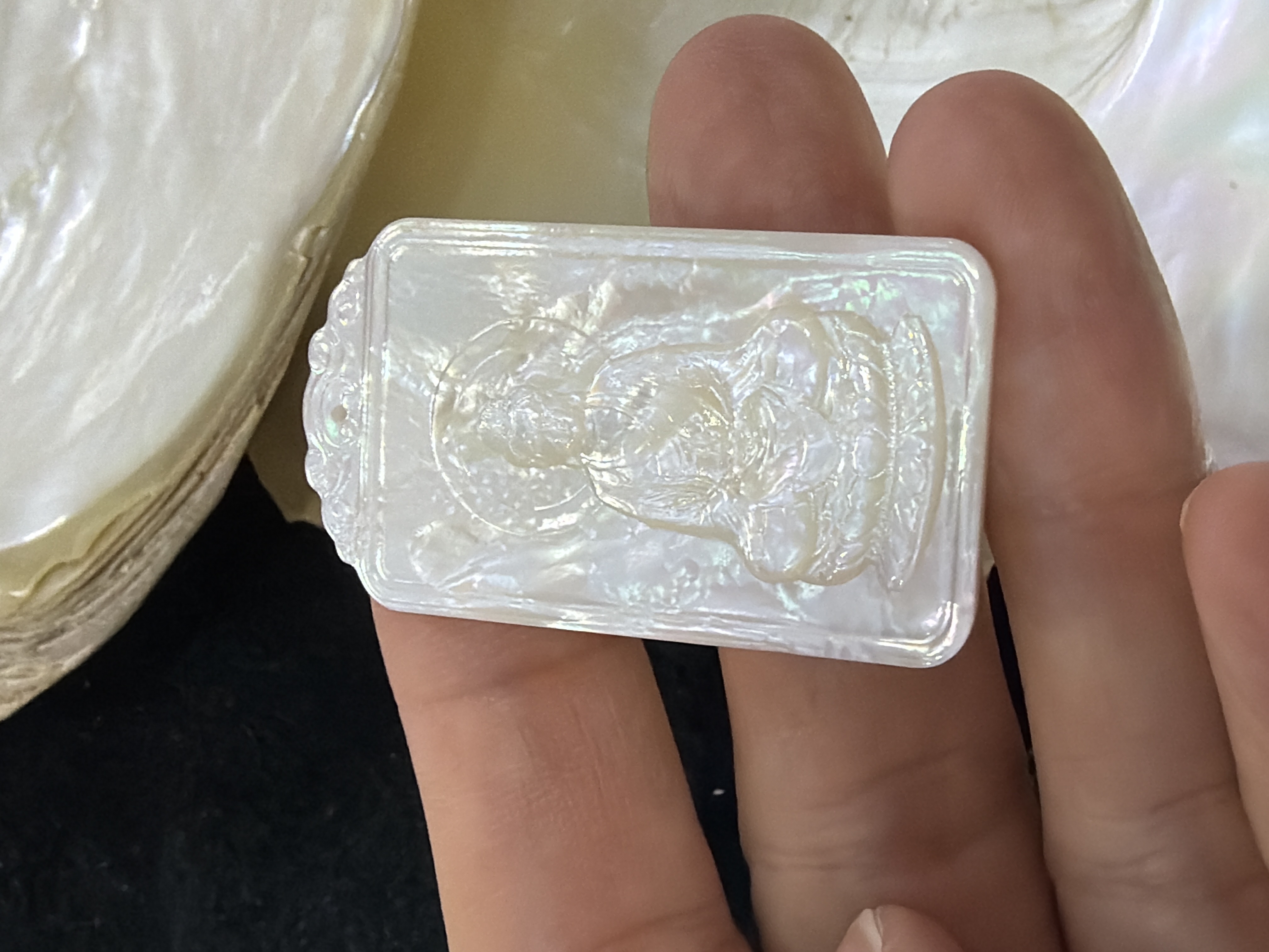 農曆新年巨獻（30%off) 印尼純天然白貝母精雕 #28 屬猴守護 大日如來4*2.3cm（會加持配頸繩）