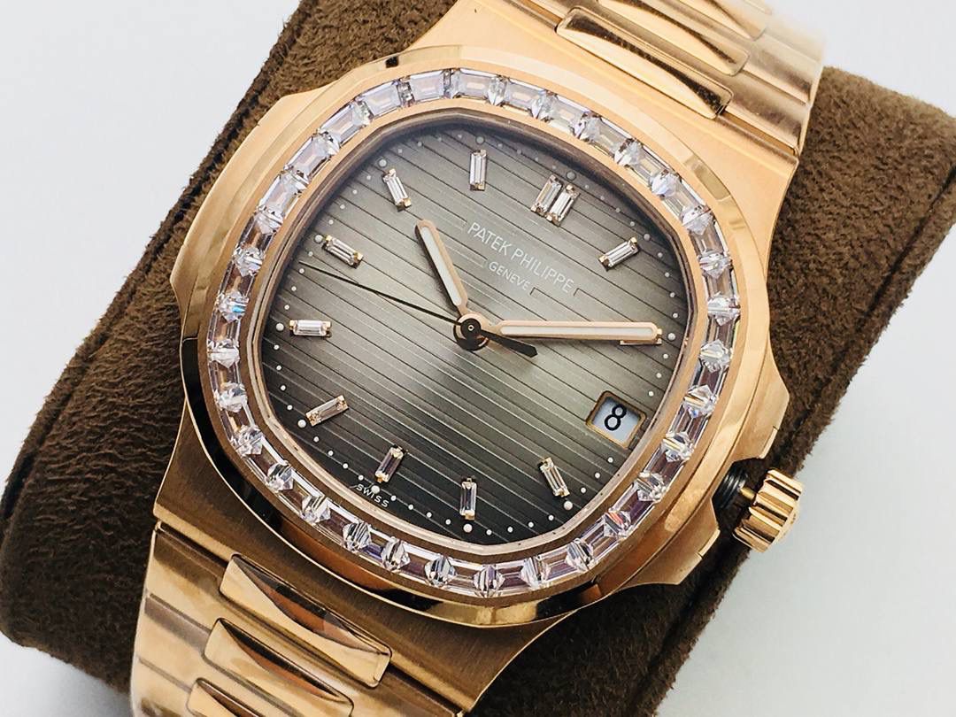 百达 翡丽 璀璨方钻亮相了[色]第一款真正意义上的超级鹦鹉螺，震撼来袭！ 1⃣️全新修正的不锈钢表带，铰链部分根据真正的百达 翡丽鹦鹉螺不锈钢表带拆解开发，和正品一致的贴合效果，逆袭之前所有副本！ 2⃣️铰链开合角度和正品一致，锁毕声音和正品相同！ 3⃣️重点指出此次V4版的面盘在采用与真品一致的覆荧光涂层金质立体时标，特别突出的“蓝魅”面无限接近原版！ 4⃣️机芯方面是全新订制的修正版的一体芯Cal.324机芯，是目前唯一做到机芯的钢印与正品一样的雕刻工艺。