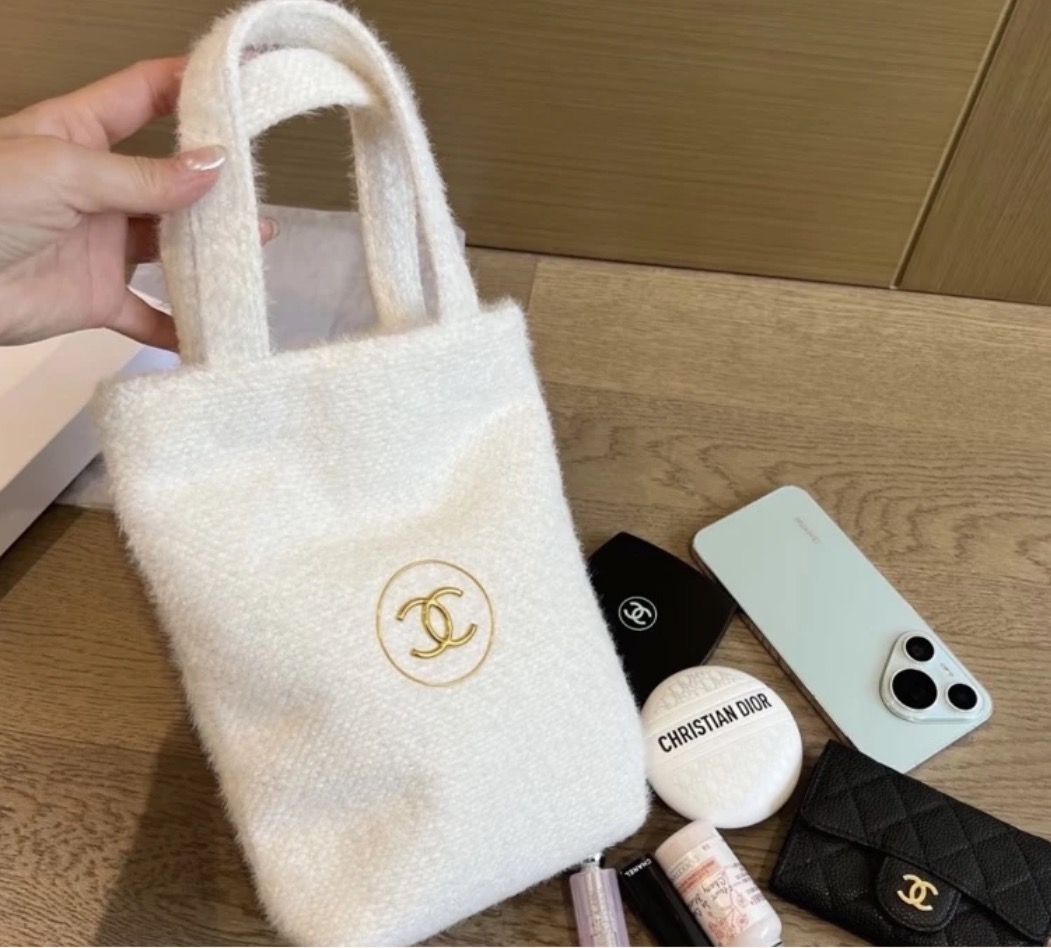 $128隻。Chanel beauty絲絨手挽袋