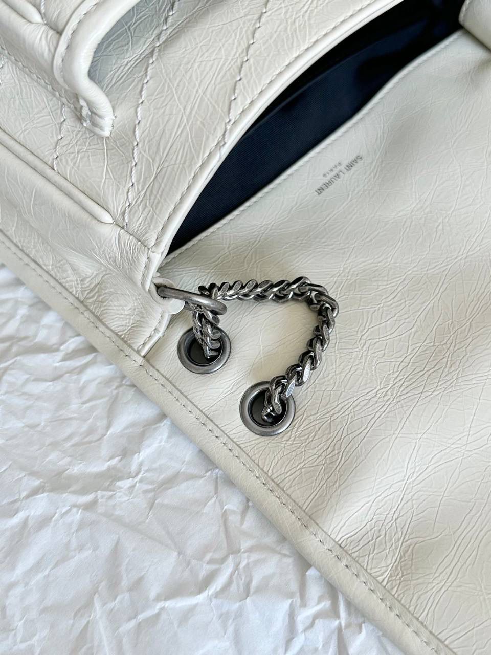 ys1 niki 油蜡皮奶白色小号🤍 作为他们家的must have之一 我们找到了专门做了10余年ys1的老师傅来做 按他的话说，闭着眼睛都能做出来 原厂皮，全钢五金，半金半银的烫金logo 细节可以媲美市场上所有品质 这个包真的做得非常非常好！ 我们也和zp一样同步更新了两个"D扣"小耳朵 听我一句，niki种草了就一定要买 几乎每个买了niki的姐妹都会后悔买晚了！ 早买早享受咯～ 小号：22×16×7.5cm633160m 中号：28x20x8.5cm633158m