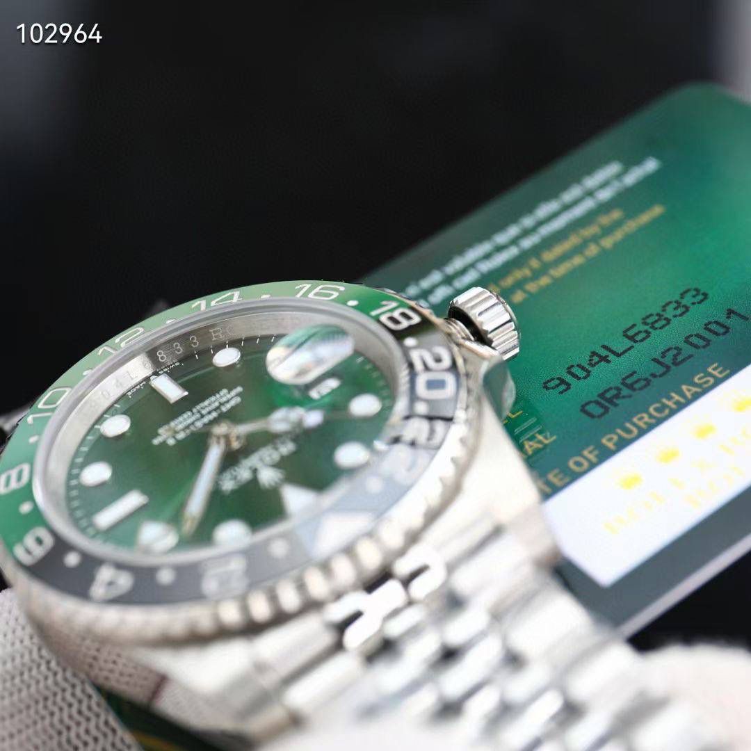 【官网最新 同步更新】 【新品上架 势不可挡】 ROLEX 🎮EA1 顶级好货最新款 新品雪碧 左撇子 GMT Ｖ4 升级版黑绿陶瓷圈电镀白金 +上精致字面表盘电镀白金还原原装品质 显得更加靓丽 震撼上市 钢材采用正宗的进口904L原材料锻造打磨等工序而成，坚持不以普通钢材鱼目混珠的承诺，同步原装搭载3186/2836机-全自动机械机芯，走时精准稳定，专业测试检查，零返修！体现在于如下：1：和原版一样的GMT双时区表针在底部时针上面的第二层，🎮 由下到上的顺序为：时针-双时区针-分钟-秒钟。2：和原版同样通过调试时针快跳调整日历的功能。 3:直径：40mm专用防刮花蓝宝石镜面，“表盘夜光丁采用白金电镀，”更加靓丽高质感，超强夜光效果显示，几乎原装一致，真正王炸 突破技术壁垒 同步原装把头皇冠垂直向上，防水性能超好！🎮