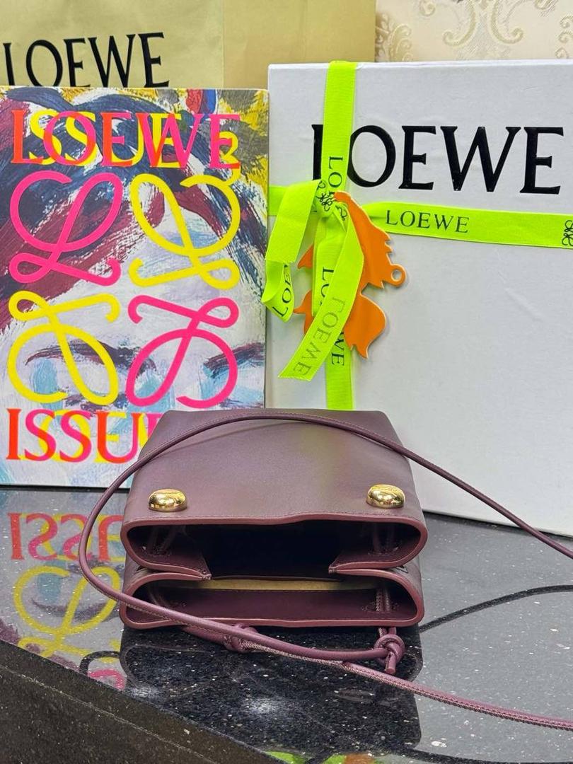 🎈（全钢）新款𝗣𝗲𝗯𝗯𝗹𝗲 𝗽𝗼𝘂𝗰𝗵手机包 ——【酒红色到货💕】 尺寸：𝟮𝟭.𝟱-𝟭𝟳-𝟳𝗰𝗺 编码：652406 👉🏻采用进口纳帕小牛皮材质•包包手感超级舒服柔软•自重超轻。 👉🏻正面装饰两颗闪亮的𝗽𝗲𝗯𝗯𝗹𝗲配饰•精致可爱时髦•可调节肩带•腋下单肩斜跨皆🉑。 容量超大•可容纳5到6部手机•日常出行一个包就够啦😍