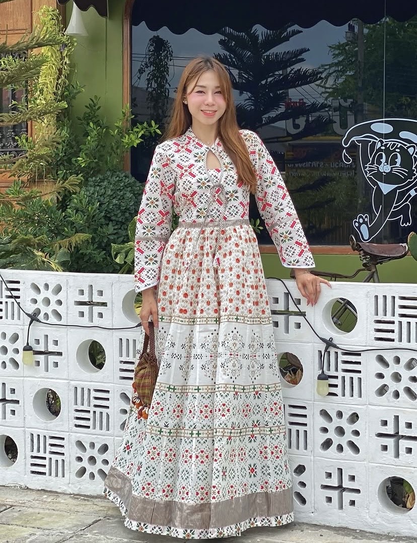 泰國名牌CHEVA - 白色燙金印花V領中袖連身裙